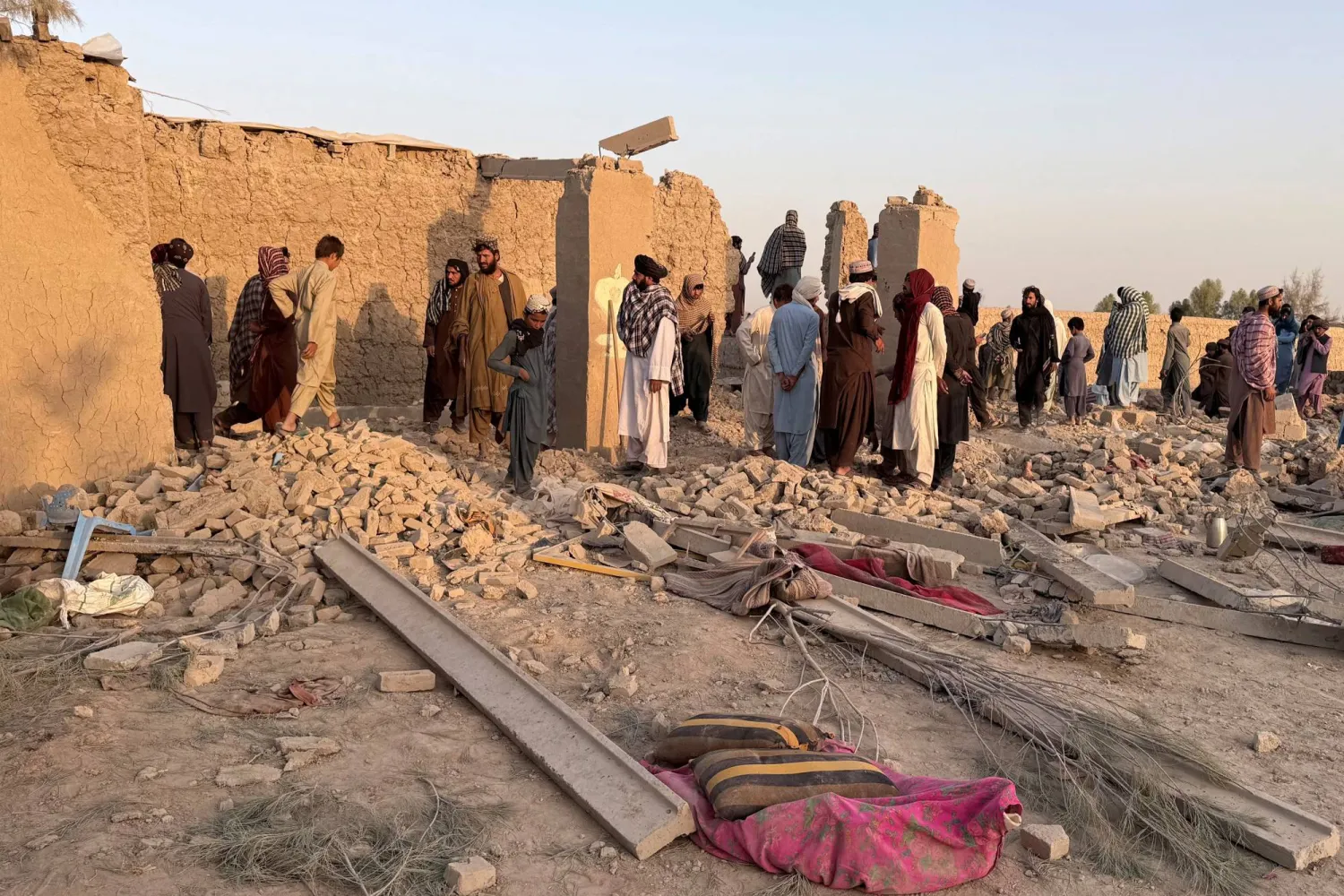 منزل تضرر جراء غارة باكستانية بحسب ما أعلنته حركة طالبان في ولاية هلمند (رويترز)