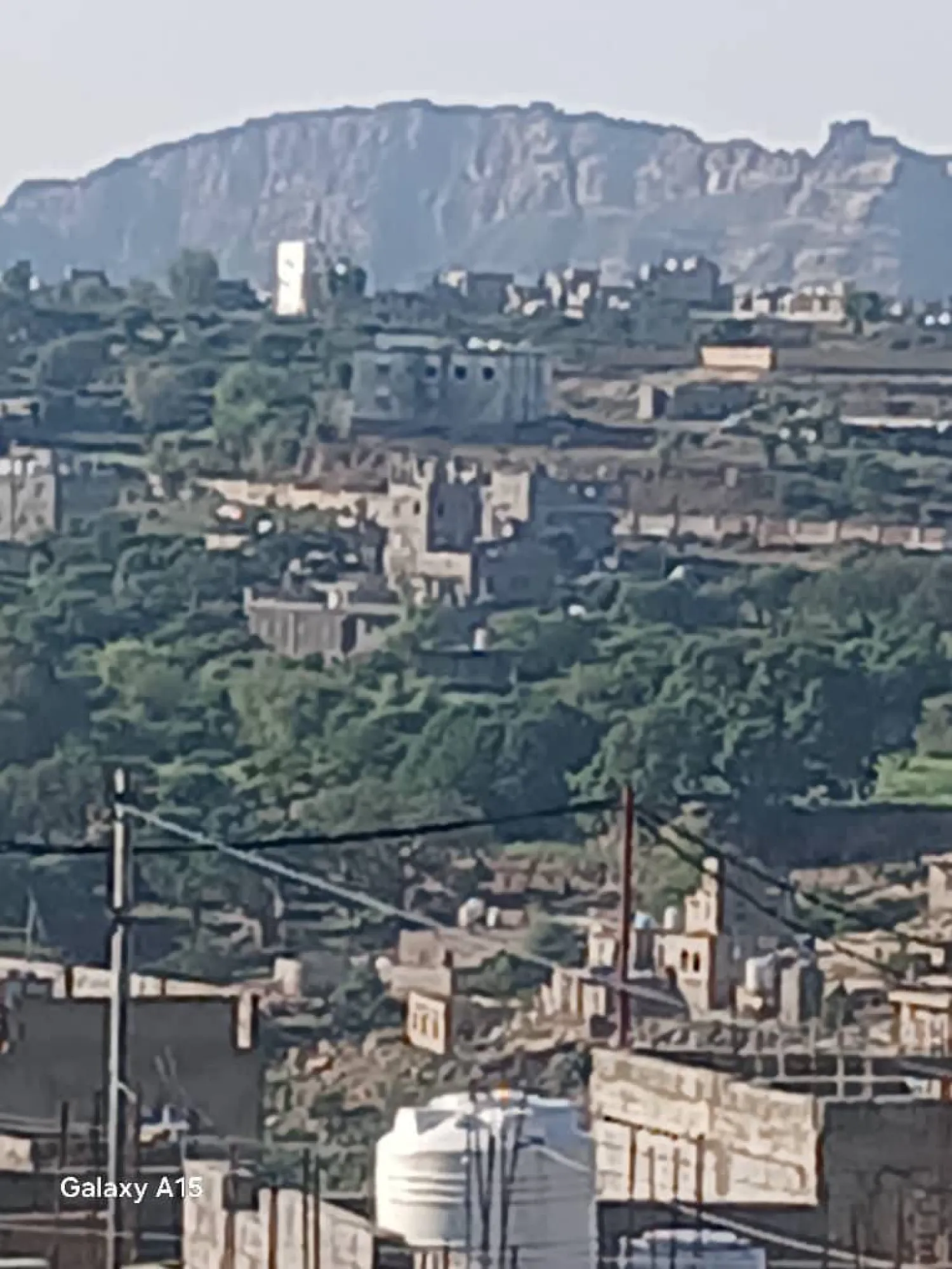 مشهد عام لحي العُفا الذي استهدفته الصواريخ الحوثية في مدينة التربة (الشرق الأوسط)