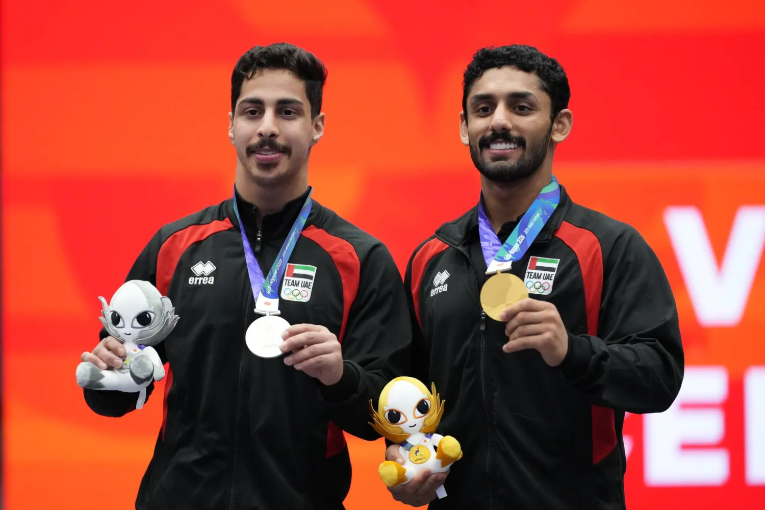 فاز الإماراتي خالد الشحي بالذهبية بعدما تفوق على مواطنه عمر السويدي الذي اكتفى بالفضة (أ.ب)