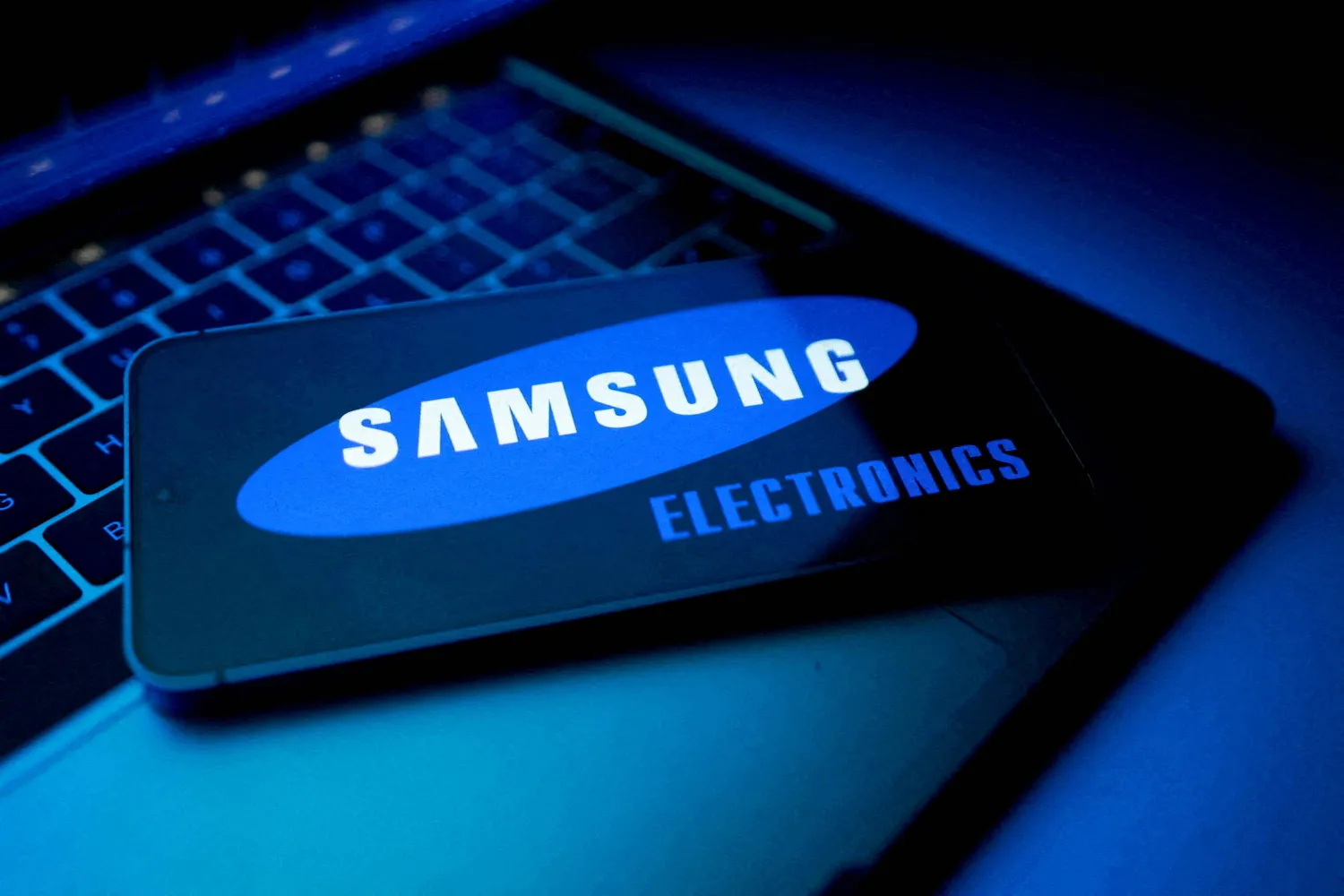 FILE PHOTO: FILE PHOTO: A Samsung Electronics logo appears in this illustration taken August 25, 2025. REUTERS/Dado Ruvic/Illustration//File Photo/File Photo