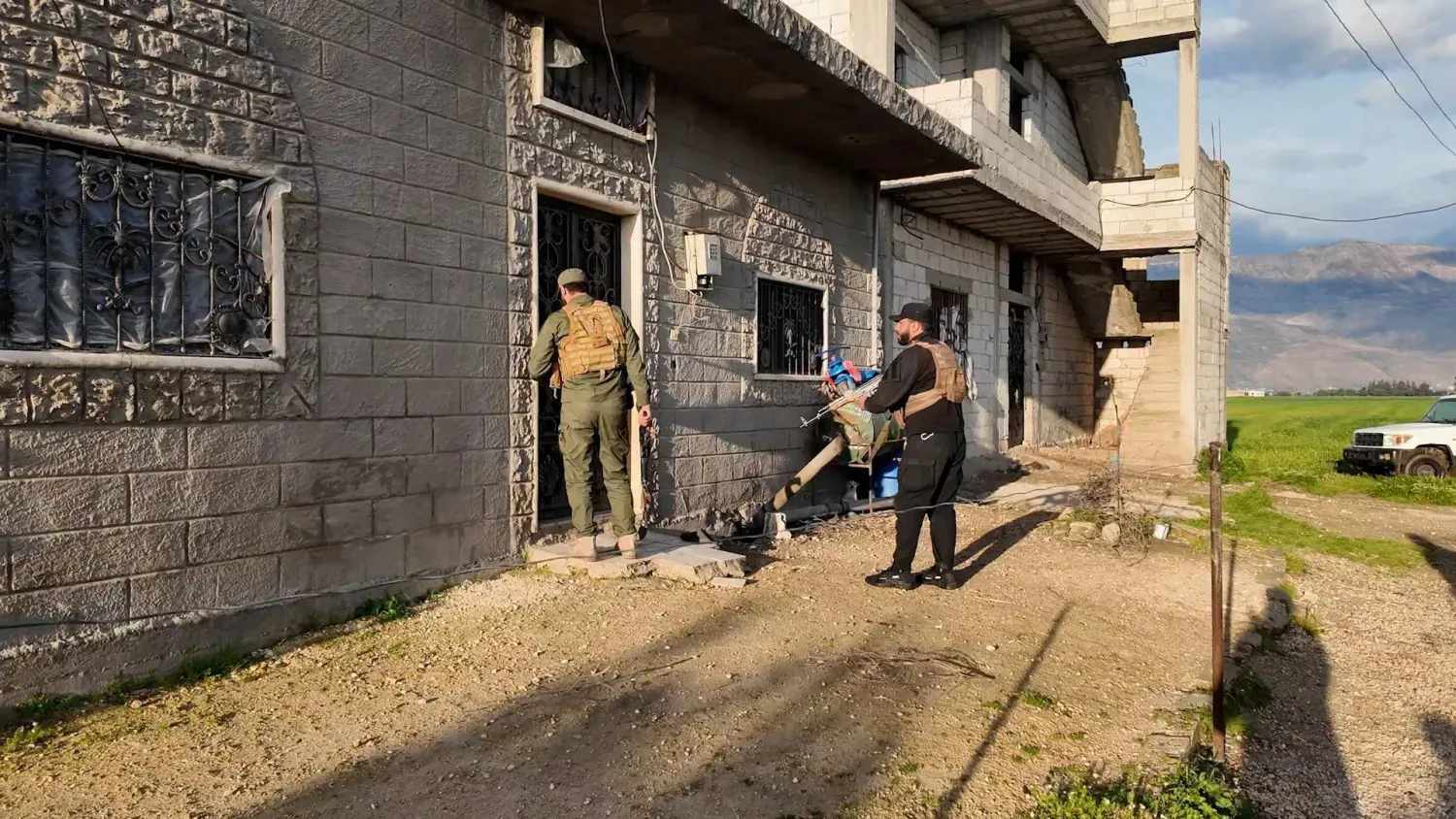 Suriye güvenlik güçleri, Suriye'de 5 Hizbullah mensubunun toplantı yaptığı binanın önünde (Suriye İçişleri Bakanlığı)