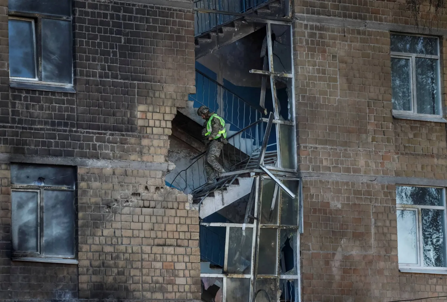 A police bomb squad member works at a site of a damaged school hit by a Russian jet-drone strike, amid Russia's attack on Ukraine, in Kyiv, Ukraine October 1, 2026. REUTERS/Gleb Garanich  
