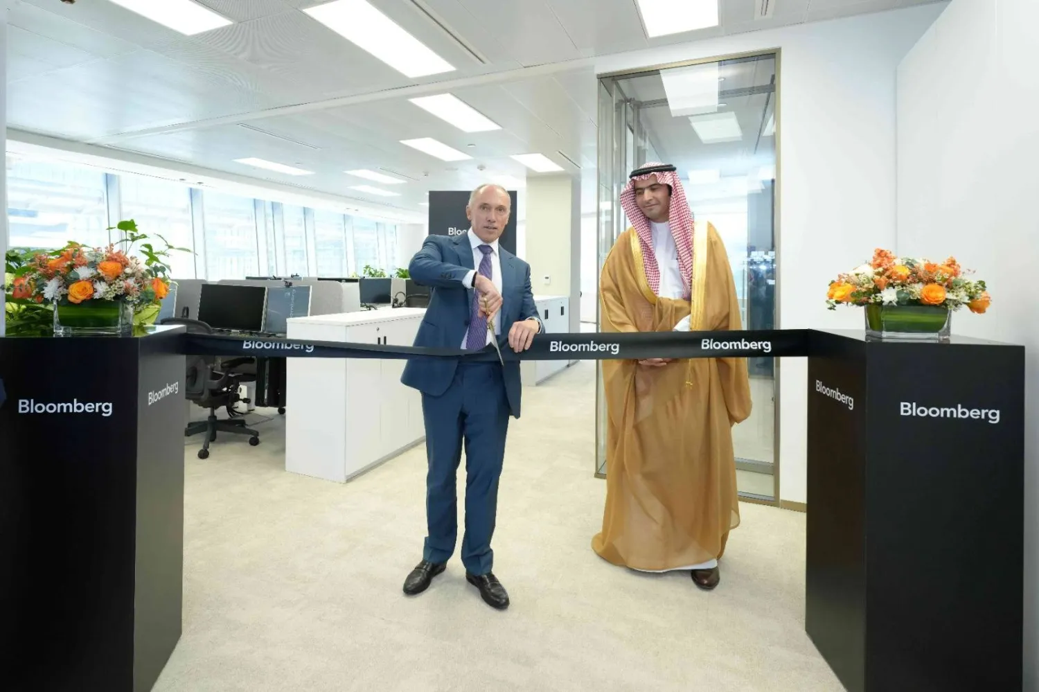 مراسم افتتاح مكتب الرياض بحضور مازن السديري رئيس هيئة السوق المالية وجان بول زاميت رئيس «بلومبرغ» (الشرق الأوسط)