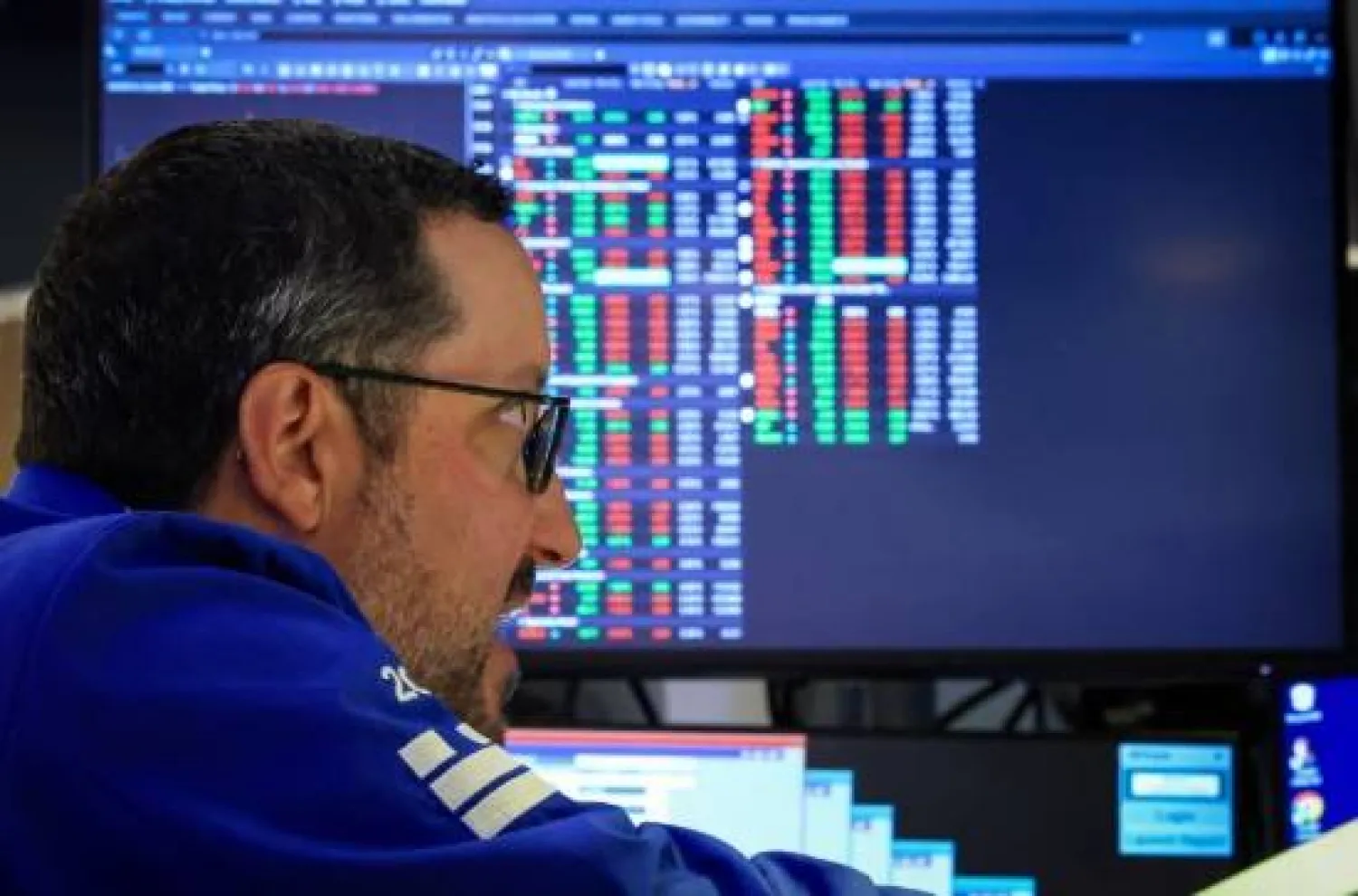 يعمل متداول في العقود الآجلة والخيارات في قاعة بورصة نيويورك «إن واي إس إي أميركان» (رويترز)