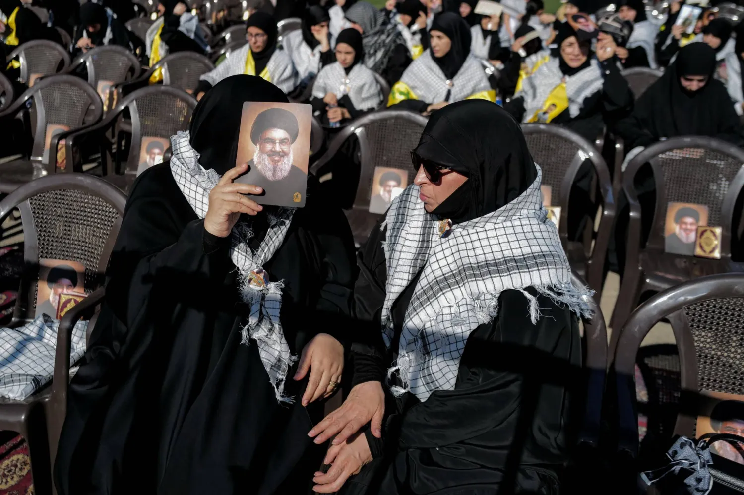 مؤيدون لـ«حزب الله» يحملون صورة أمينه العام السابق حسن نصر الله في الذكرى الثانية لاغتياله في ضاحية بيروت الجنوبية (رويترز)