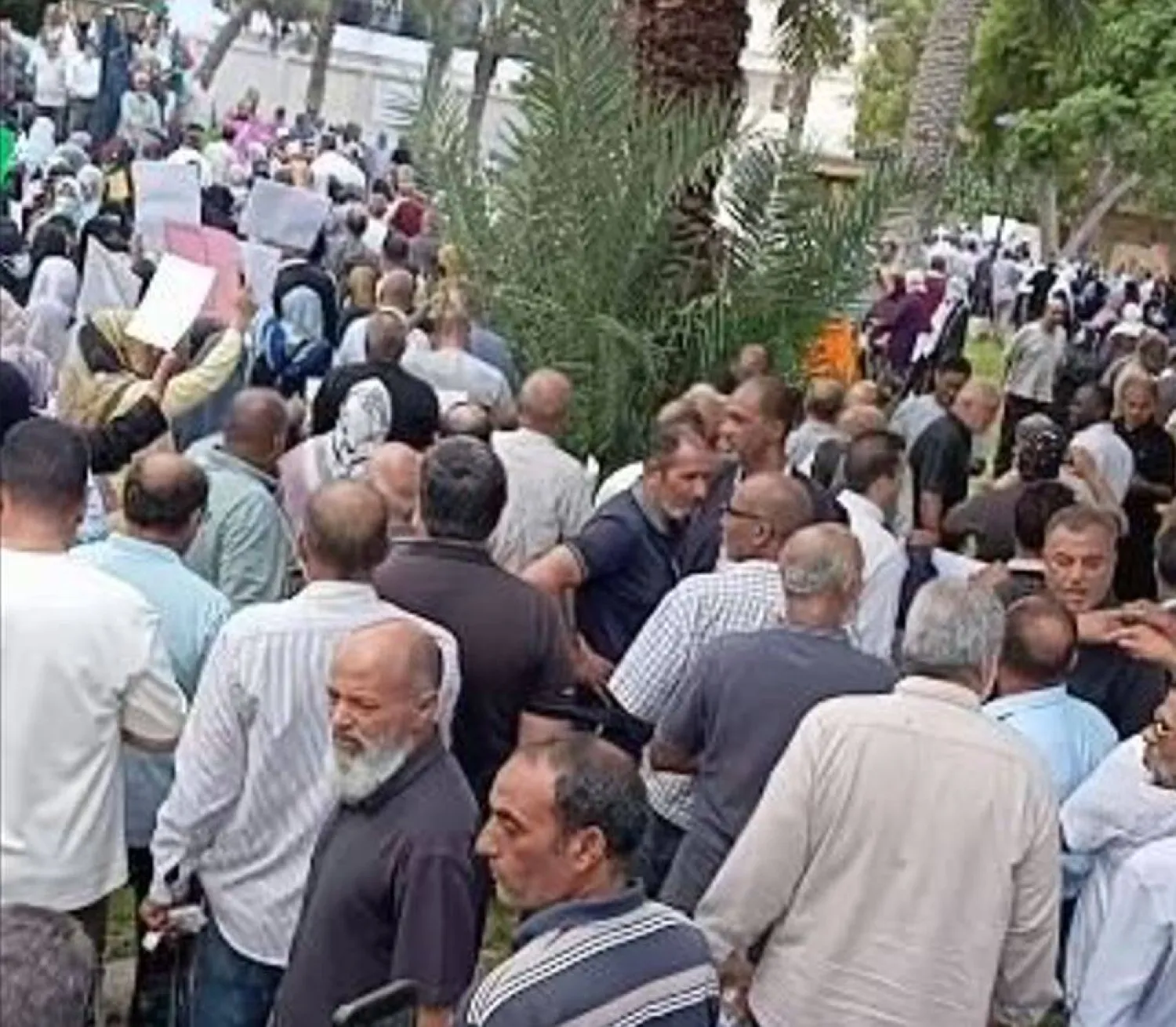 جانب من احتجاج المعلمين أمام مقر حكومة «الوحدة» في طرابلس يوم الخميس (حراك المعلمين)