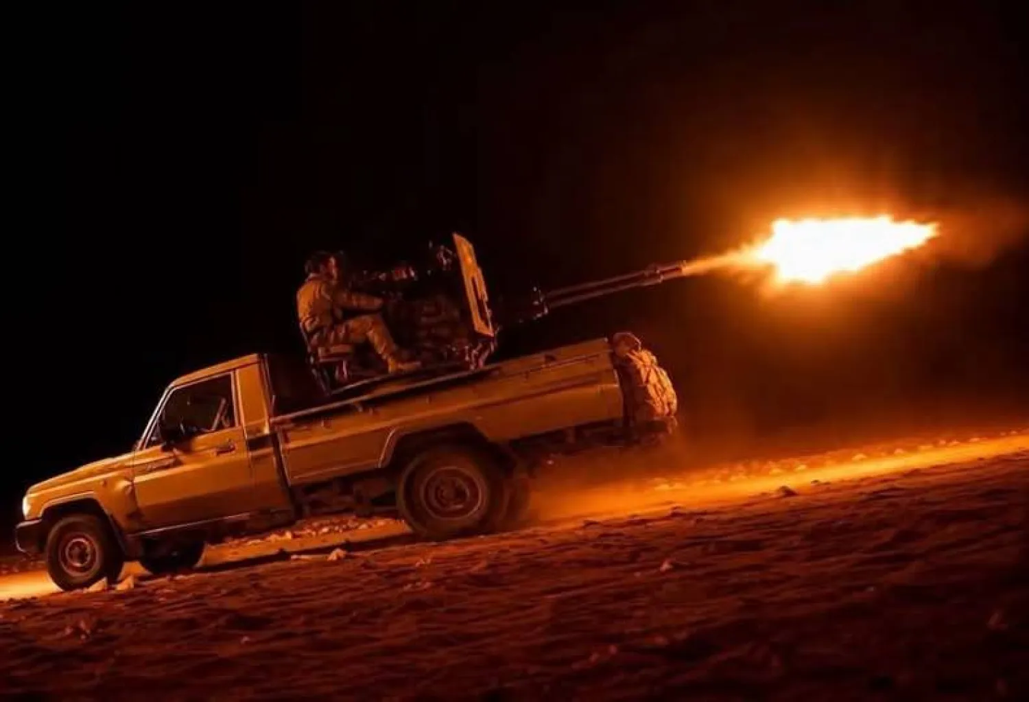 Yemeni government forces engage in fierce clashes to prevent Houthis from infiltrating Taiz (Military Media)