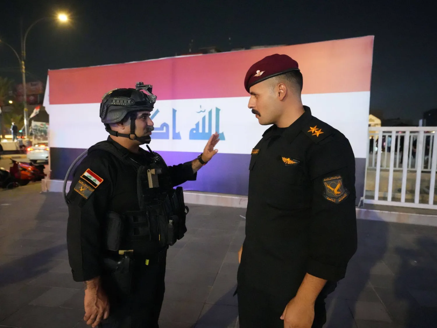 عناصر من الأمن العراقي في ساحة التحرير ببغداد خلال احتفالات «يوم السيادة» عقب اكتمال انسحاب القوات الأميركية (د.ب.أ)