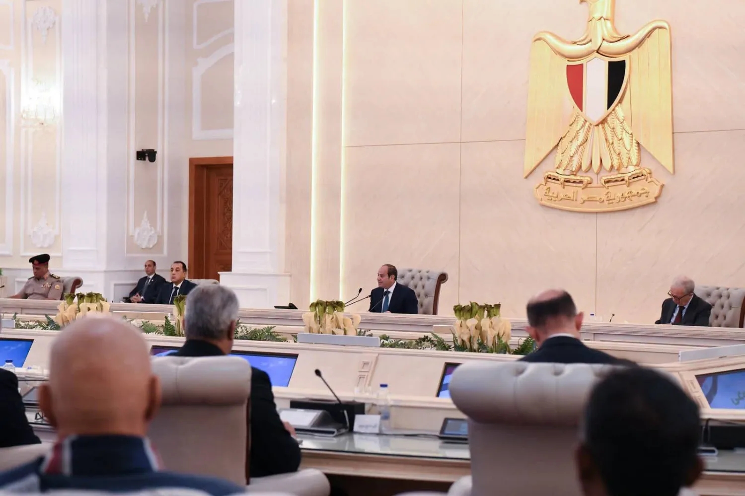 الرئيس المصري عبد الفتاح السيسي خلال لقاء قبل يومين مع عدد من كبار المسؤولين وقادة الجيش والشرطة ومجموعة من العمد والمشايخ (الرئاسة المصرية)