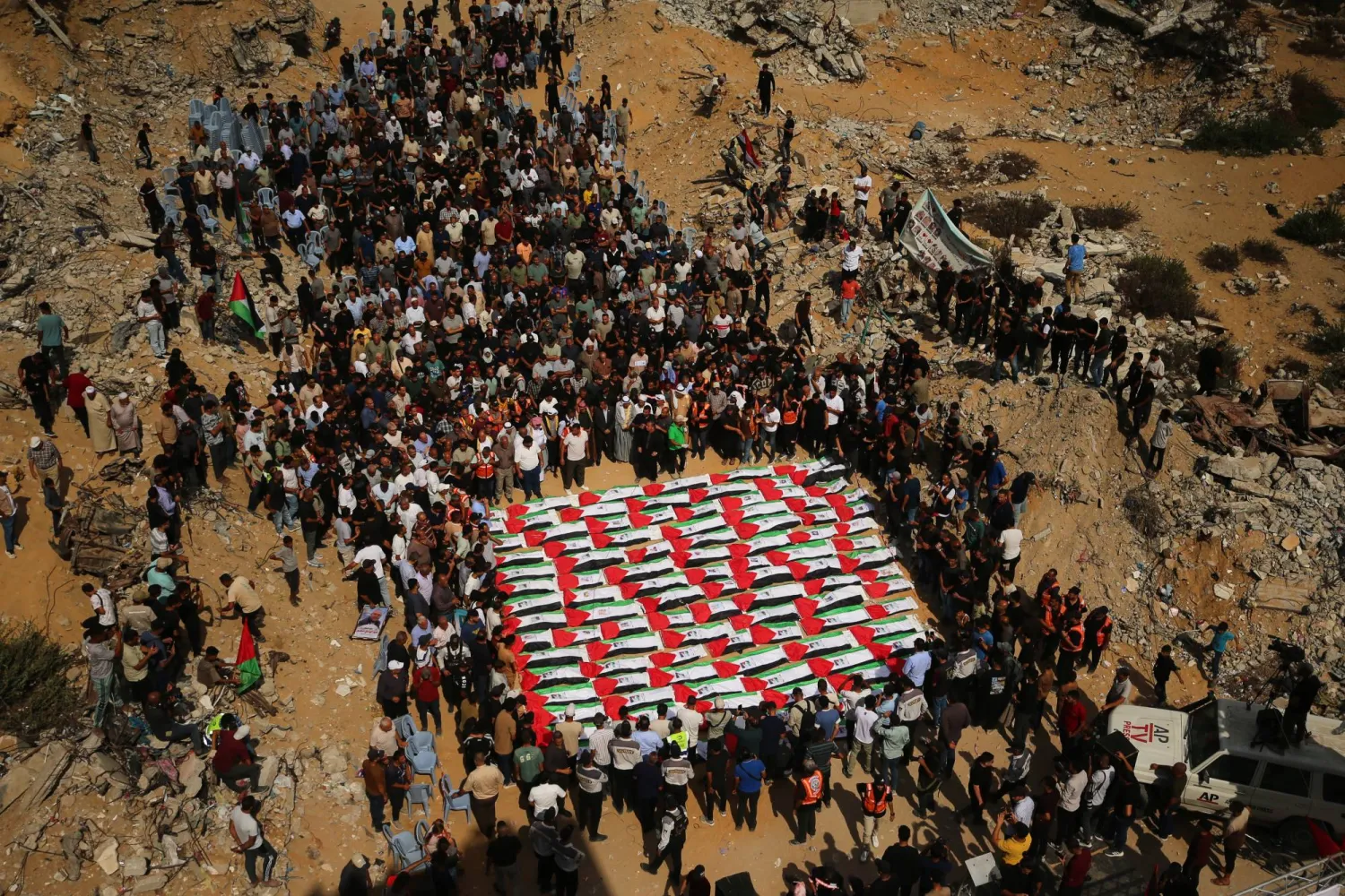 مشيعون يتجمعون الخميس حول جثامين فلسطينيين قُتلوا في غارات إسرائيلية على غزة قبل سنوات بعد انتشالها من تحت الأنقاض (أ.ب)