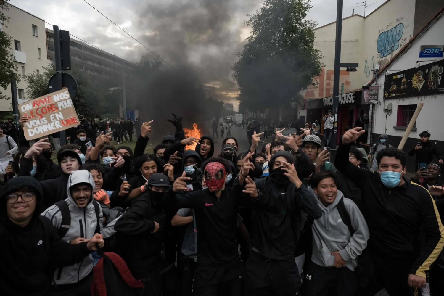 تلامذة من مدرسة «ليسي ديودات» الثانوية في مدينة تولوز خلال تظاهرة في إطار الحراك الطلابي الذي يعم غالبية المدن الفرنسية (أ.ف.ب)