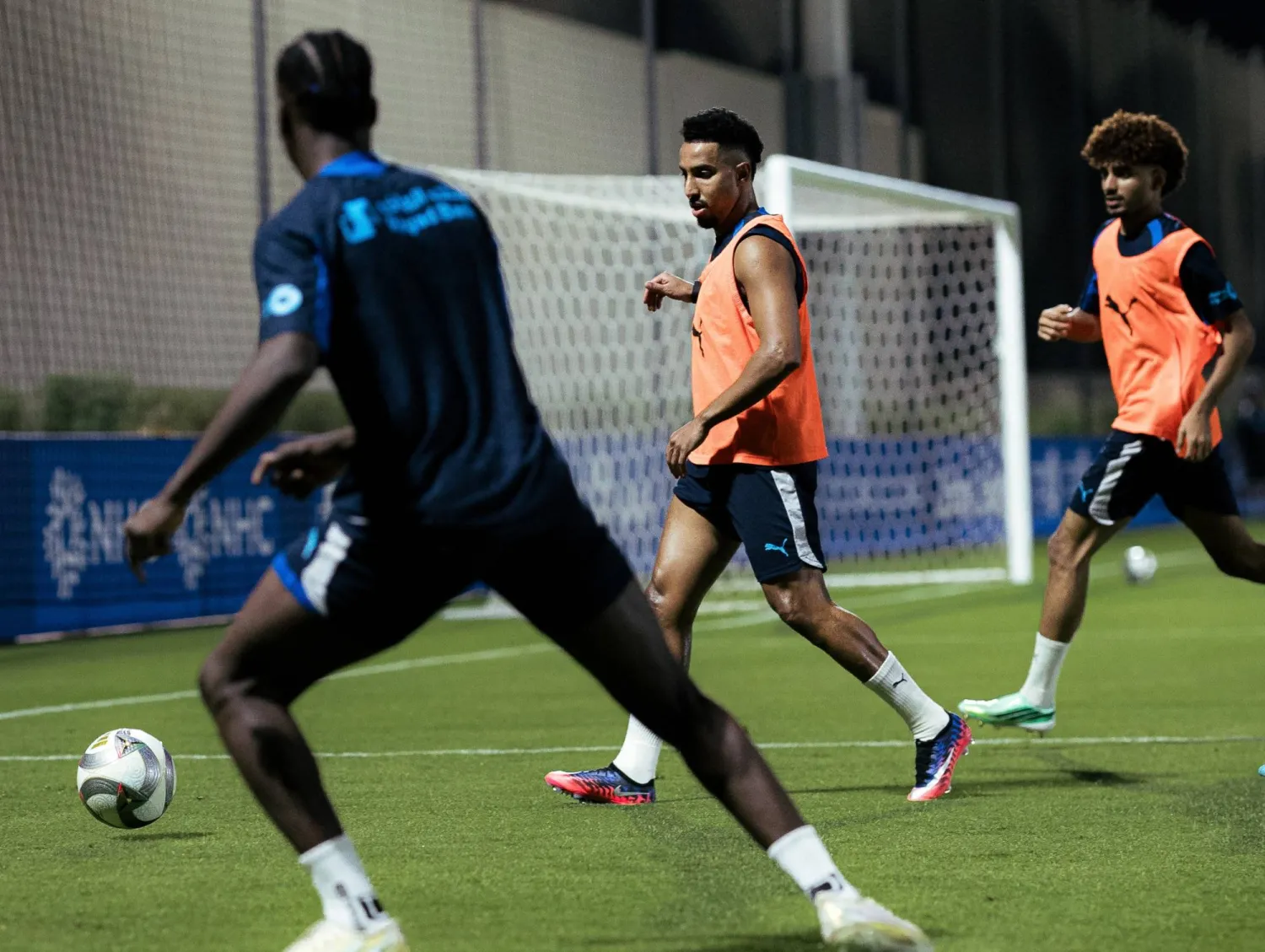 الدوسري خلال مشاركته في الحصة التدريبية الجماعية (نادي الهلال)