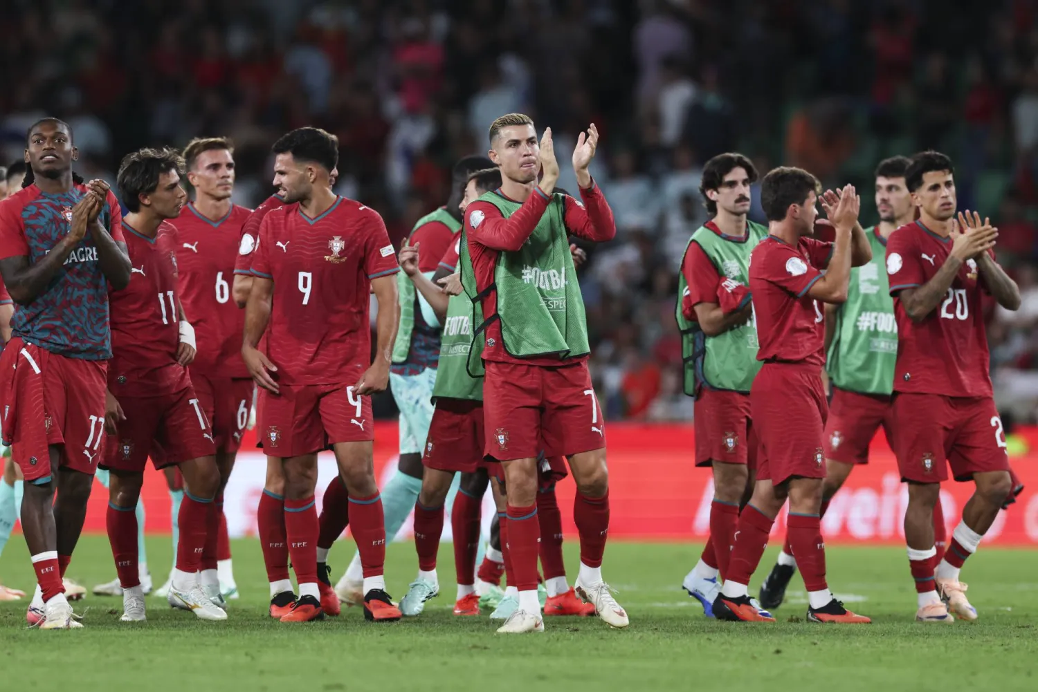 كريستيانو رونالدو وزملاؤه في المنتخب البرتغالي يحيّون الجماهير عقب الفوز على ويلز (إ.ب.أ)