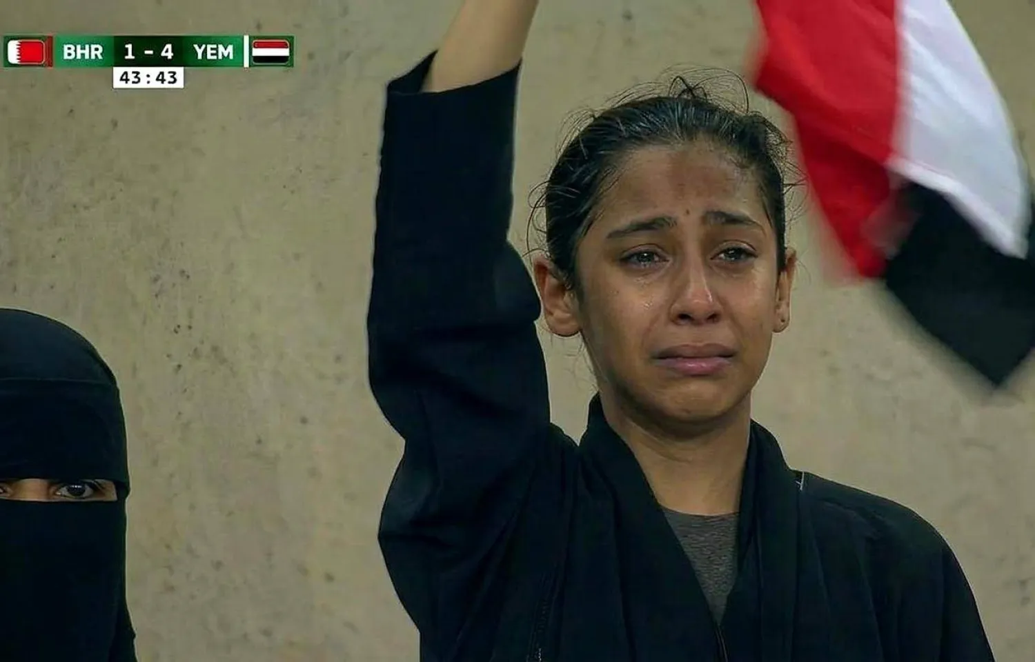 مشجعة يمنية تذرف الدموع فرحةً بتقدم منتخبها على البحرين (القنوات الرياضية السعودية)