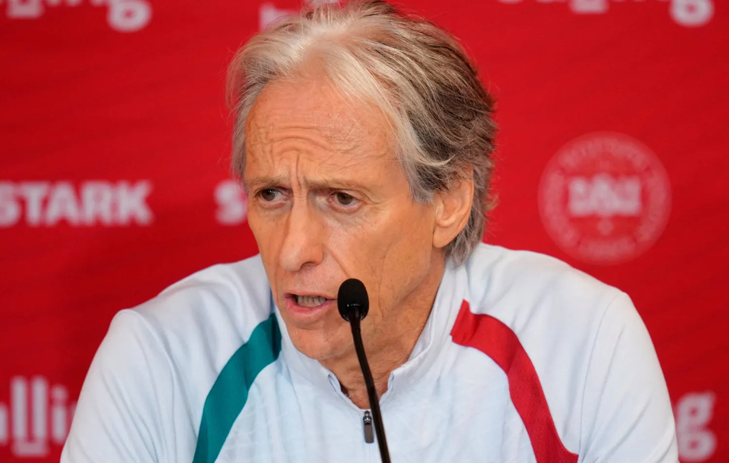 مدرب المنتخب البرتغالي خورخي خيسوس خلال مؤتمر صحافي ضمن منافسات دوري الأمم الأوروبية في كوبنهاغن (رويترز)