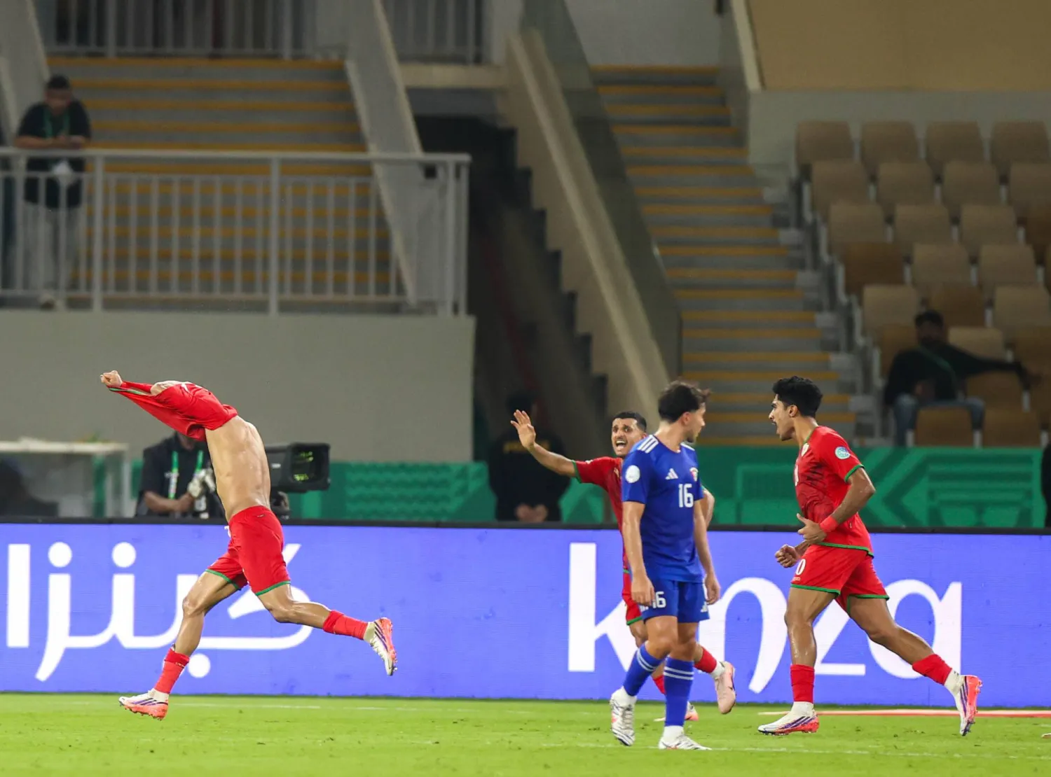 وسط صدمة لاعب الكويت كان العمانيون يحتفلون بتأهلهم اللافت (عدنان مهدلي)