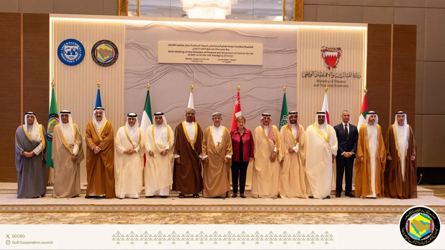 صورة جماعية لوزراء المالية ومحافظي البنوك المركزية بدول مجلس التعاون خلال اجتماعهم في المنامة (إكس)