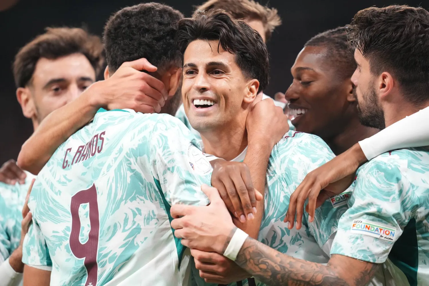 جواو كانسيلو يحتفل مع زملائه بعد تسجيل هدف البرتغال الأول أمام الدنمارك في دوري الأمم الأوروبية (إ.ب.أ)