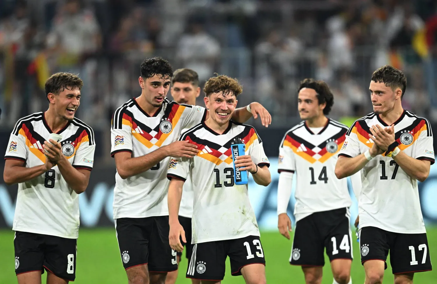 فيليب ترو يحتفل مع زملائه بعد فوز ألمانيا على صربيا (رويترز)