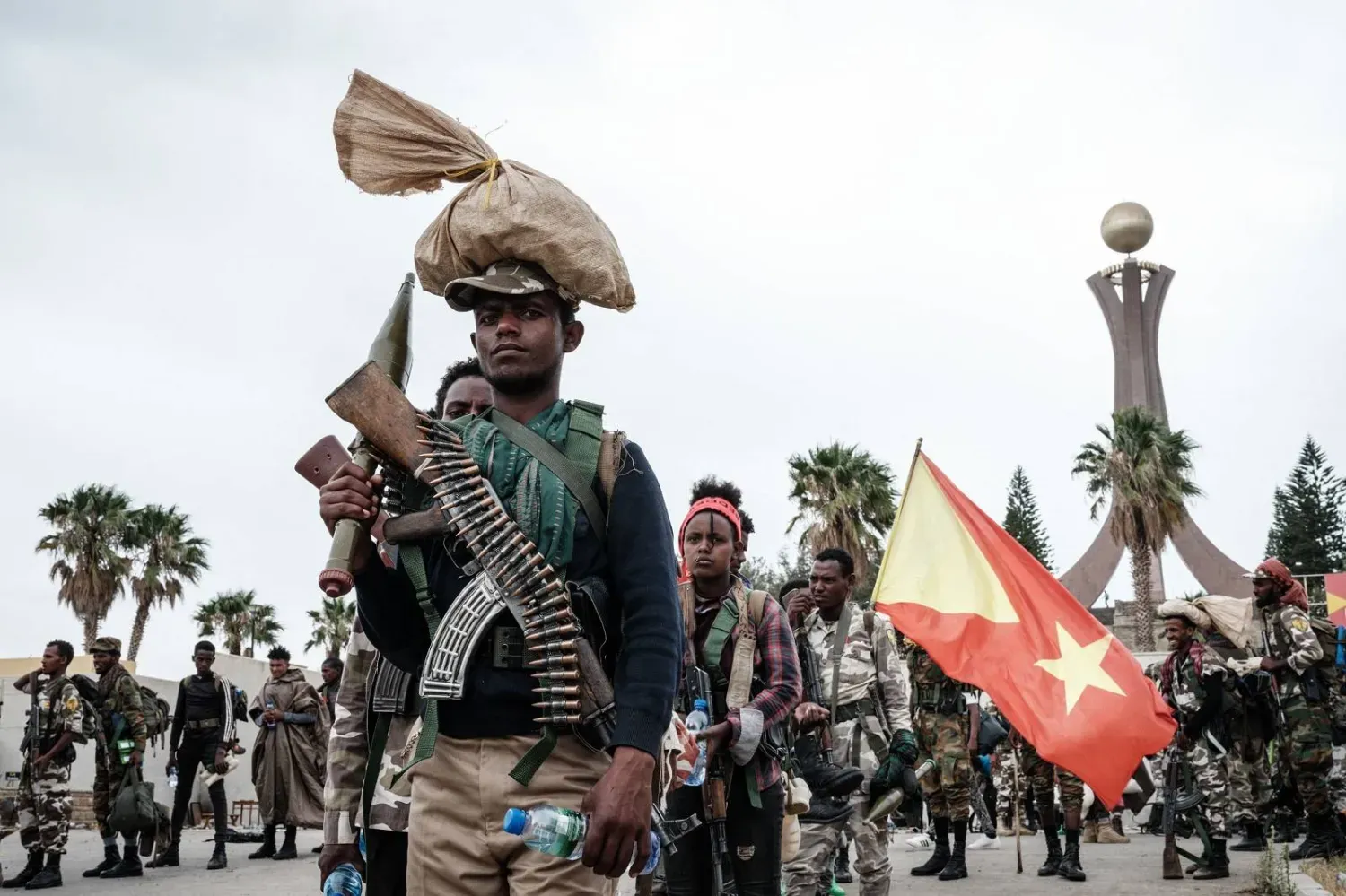 Etiyopya’nın Tigray bölgesinin başkenti Mekele’deki bir anıt merkezinde silahlı “Tigray Halk Kurtuluş Cephesi”ne mensupları, (Arşiv-AFP)