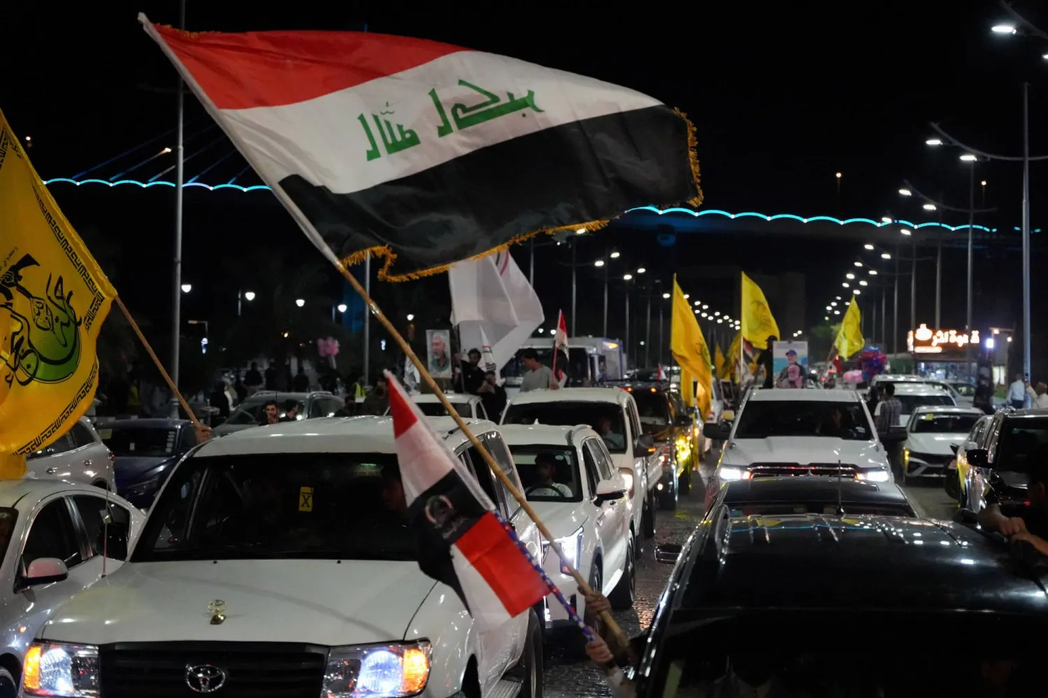 أنصار فصيل مسلح يحتفلون بانسحاب «التحالف الدولي» بقيادة الولايات المتحدة من العراق في 30 سبتمبر 2026 (رويترز)