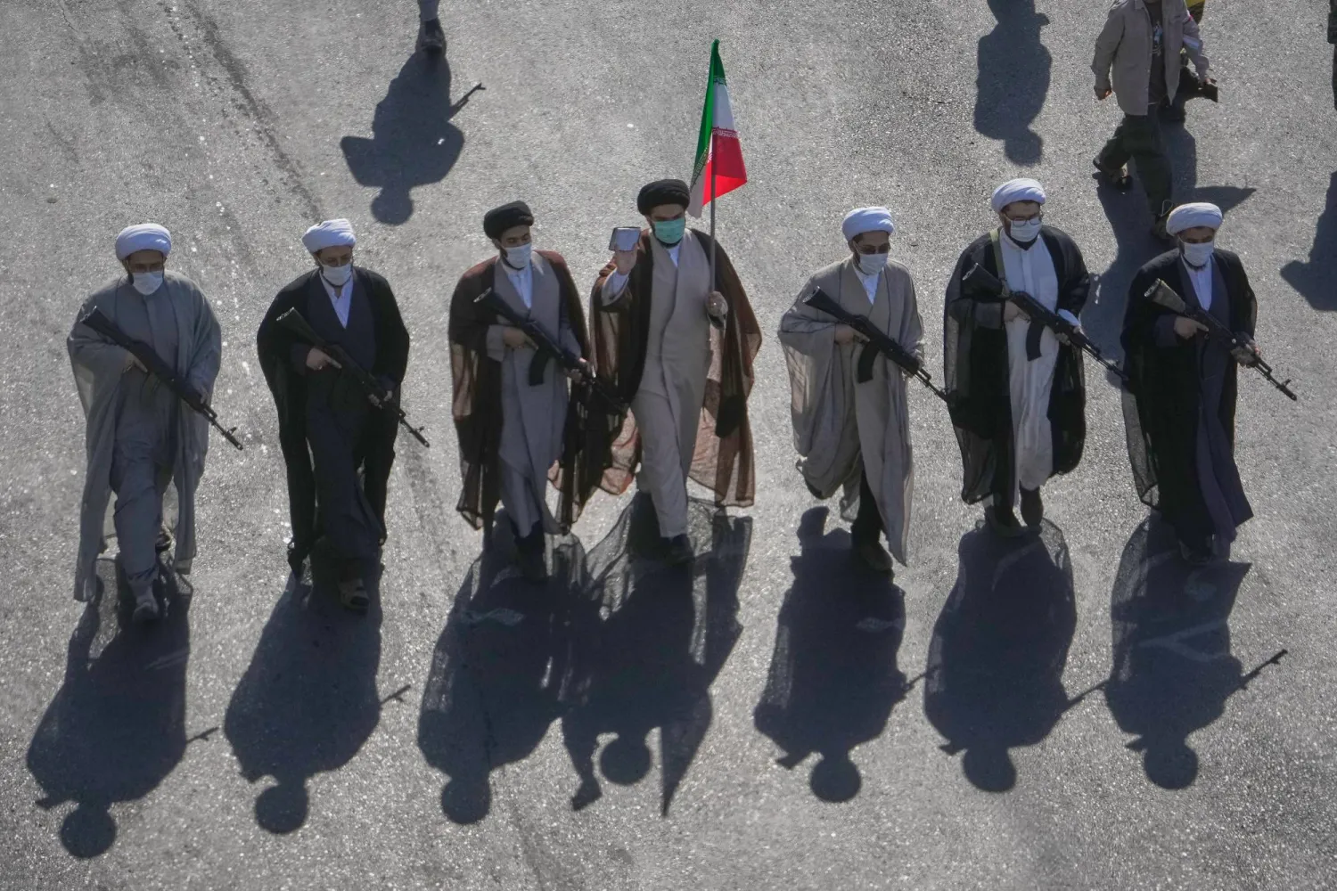 رجال دين يحملون بنادق خلال عرض «الفدائيين» في ساحة «انقلاب» (الثورة) وسط طهران 18 سبتمبر (أ.ب)