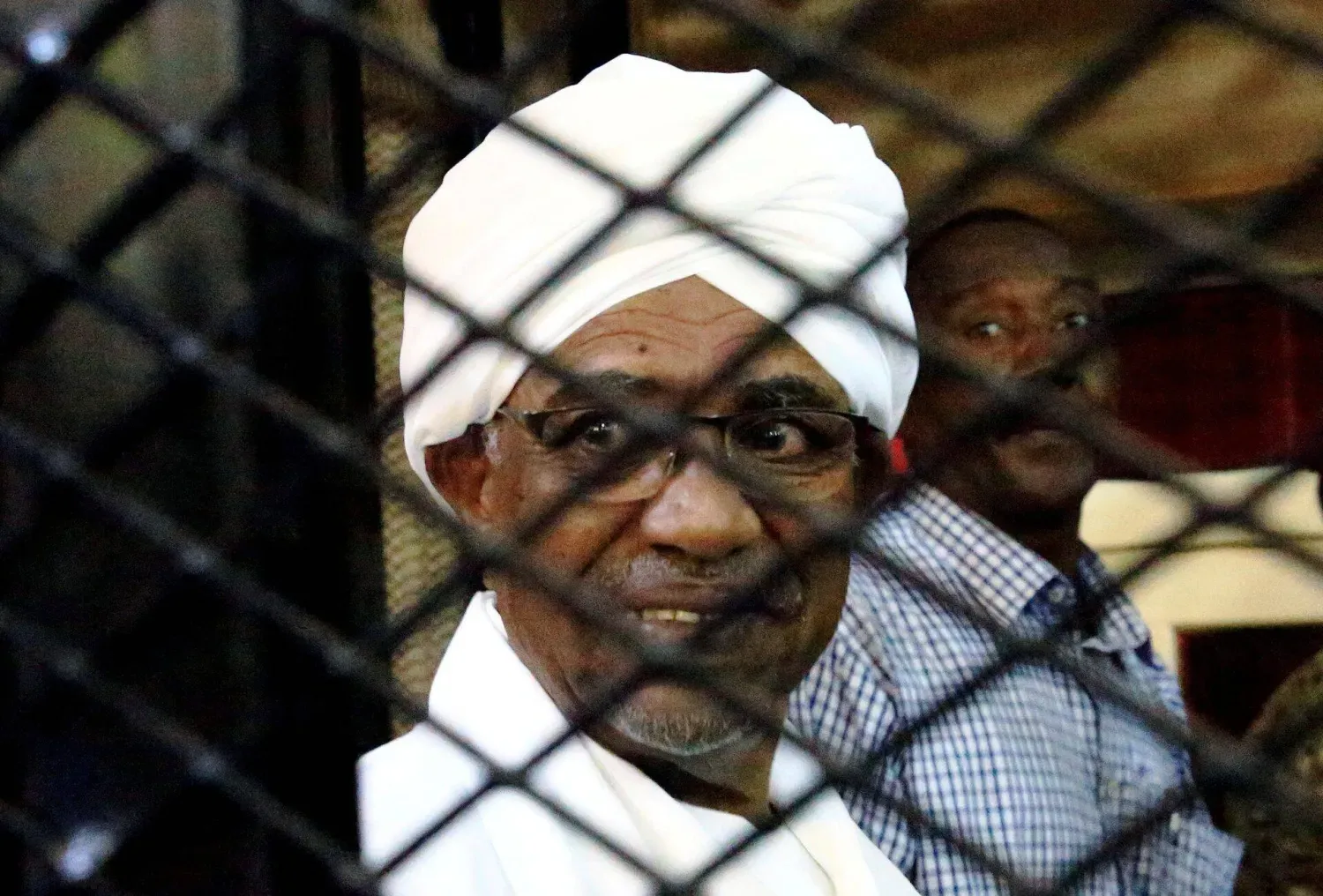 Sudan’ın eski Devlet Başkanı Ömer Hasan el-Beşir, 31 Ağustos 2019’da yolsuzluk suçlamalarıyla yargılandığı duruşmadan bir kare (Reuters)