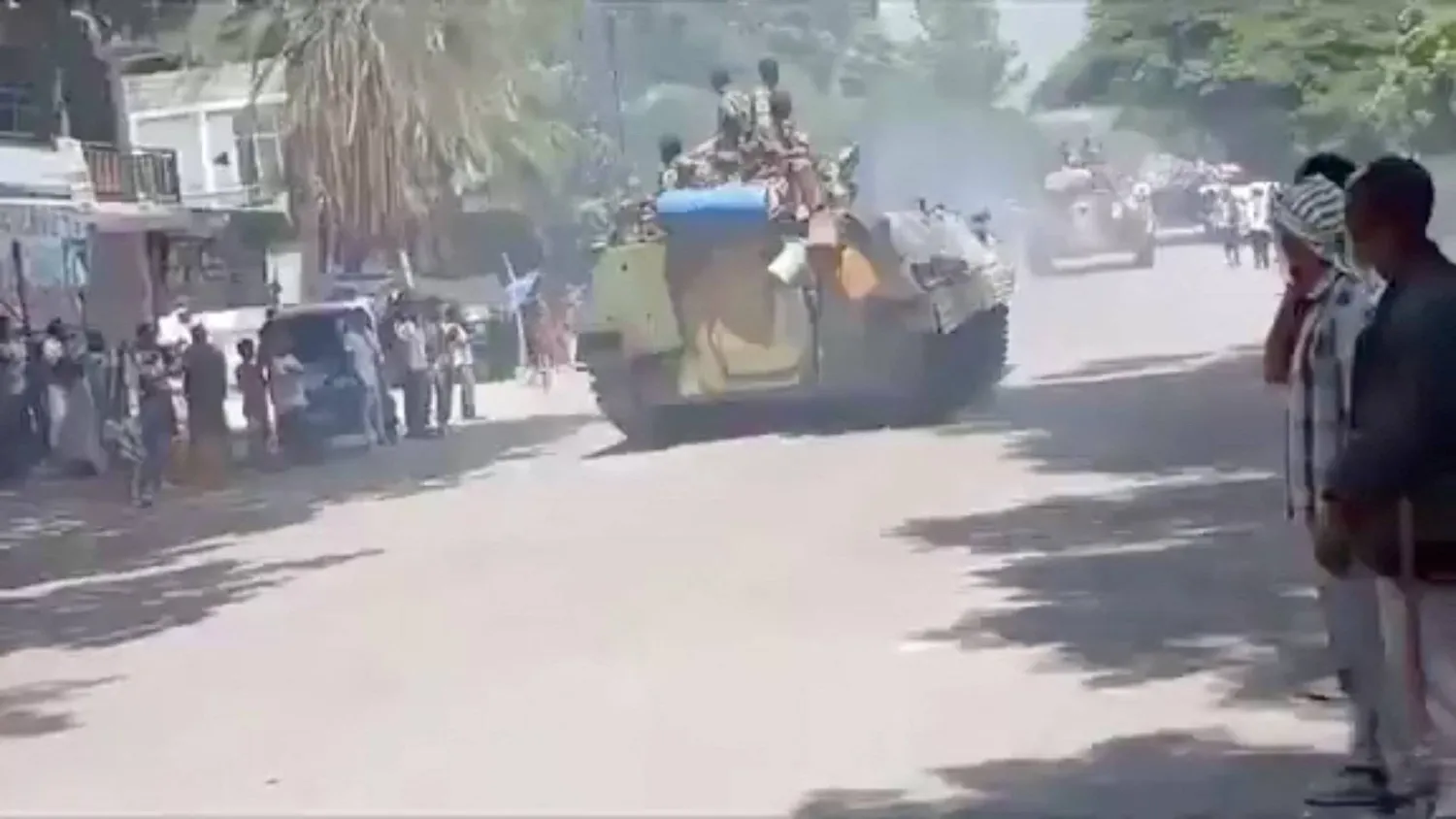 مسلحون يستقلون مركبات مدرعة يسيرون في مدينة ألاماتا بإثيوبيا (رويترز)