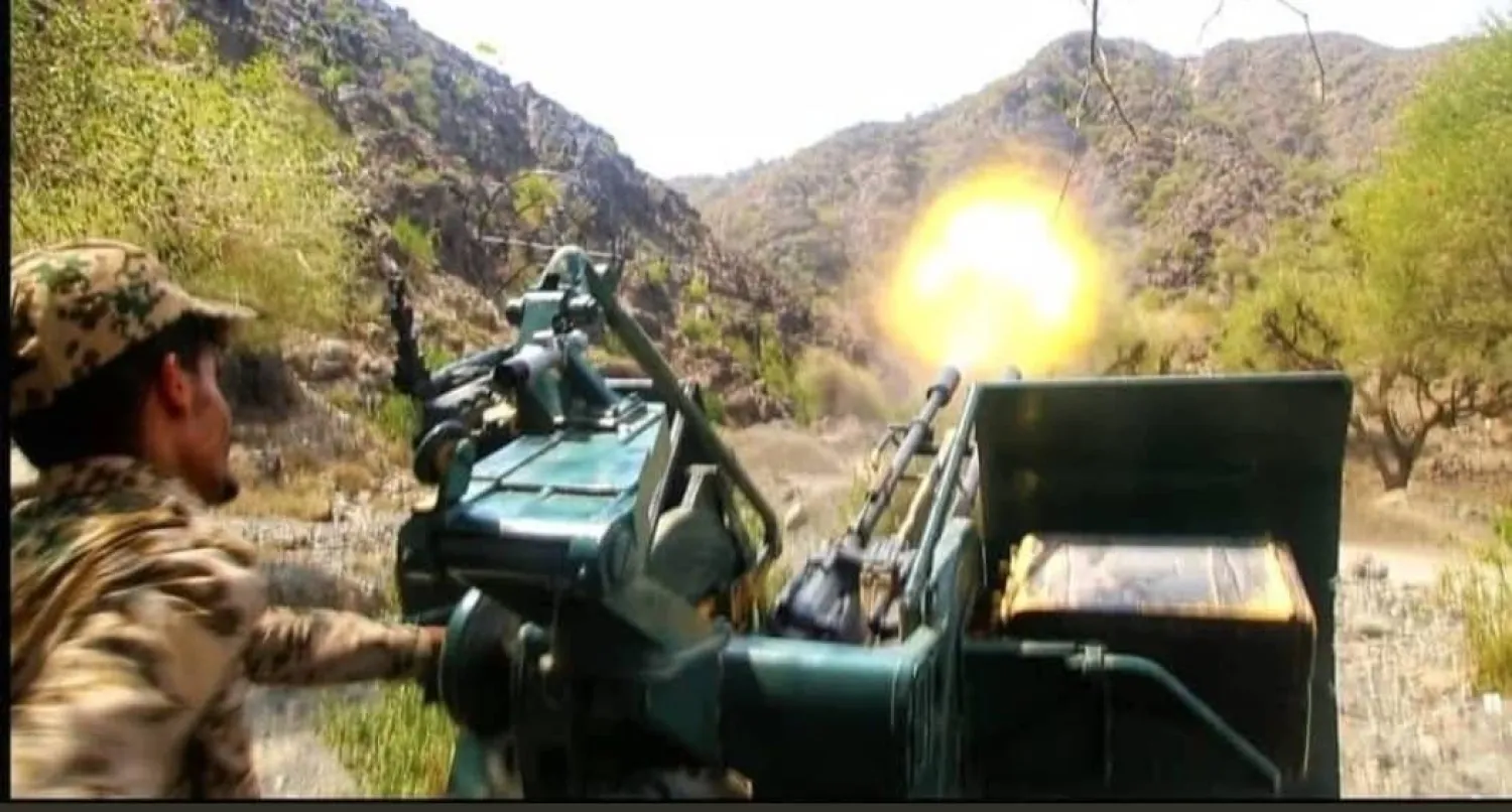 Yemeni army troops fight fierce battles against the Houthis across the Taiz and western Lahj fronts (Military media)