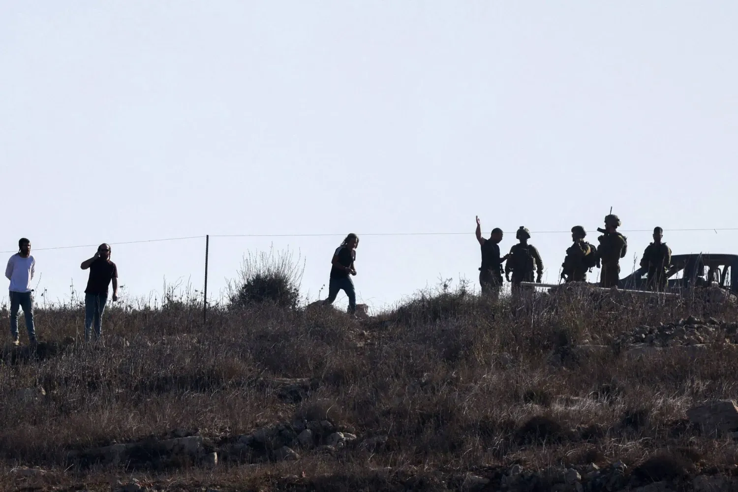 İşgal altındaki Batı Şeria'nın Nablus kentinde İsrailli yerleşimciler ve askerler (AFP)