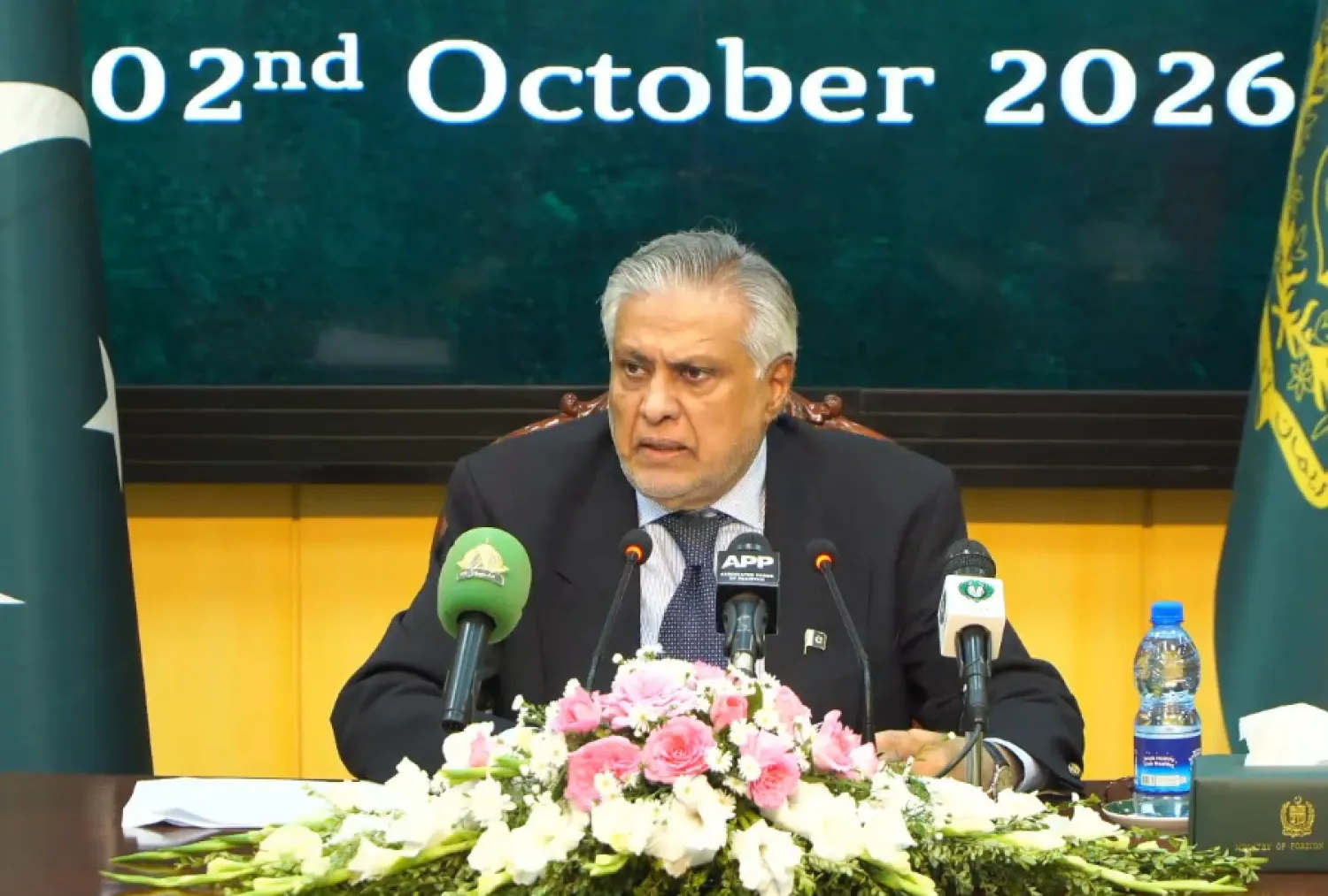 الوزير محمد إسحاق دار يتحدث خلال مؤتمر صحافي الجمعة (الخارجية الباكستانية)