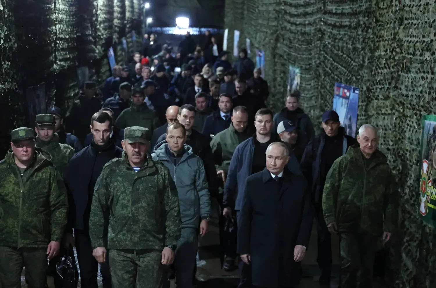 Rusya Devlet Başkanı Vladimir Putin, Çelyabinsk bölgesindeki tatbikat sırasında subaylarla birlikte (EPA)