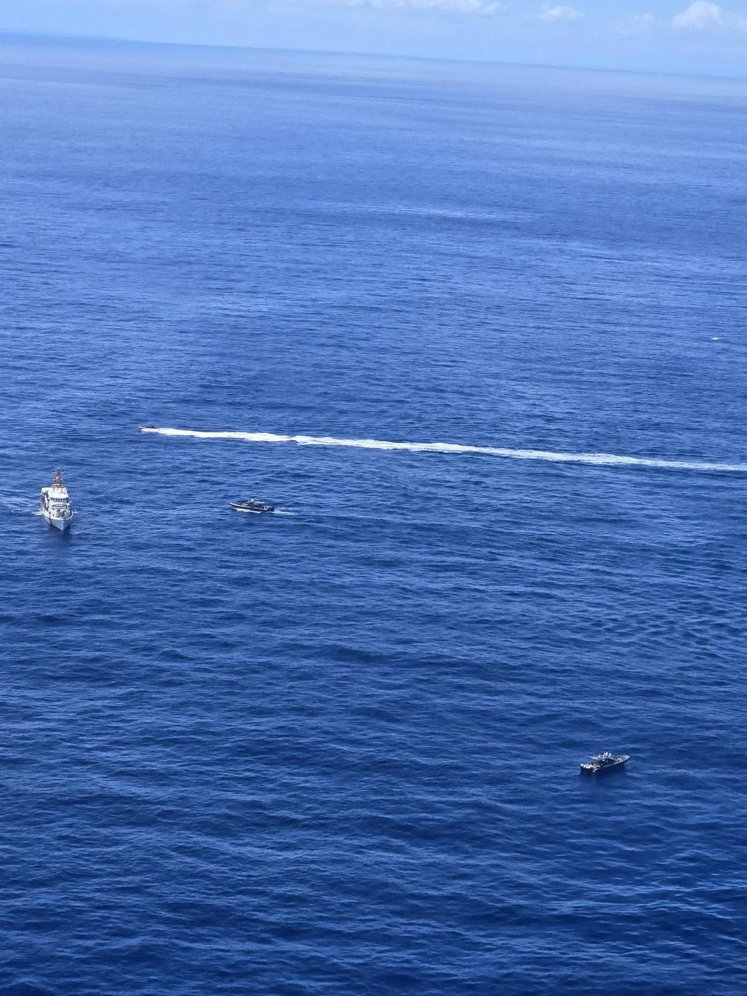 Porto Riko açıklarında Mona Adası yakınlarında alabora olan gemiye müdahale sırasında ABD Sahil Güvenliği ve diğer kurumlar tarafından havadan çekilen görüntü (Reuters)