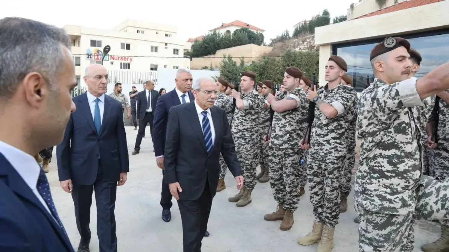 Lübnan Başbakanı Nevvaf Selam, Nebatiye’deki Genel Güvenlik Merkezi’ni denetlerken (Ulusal Haber Ajansı)