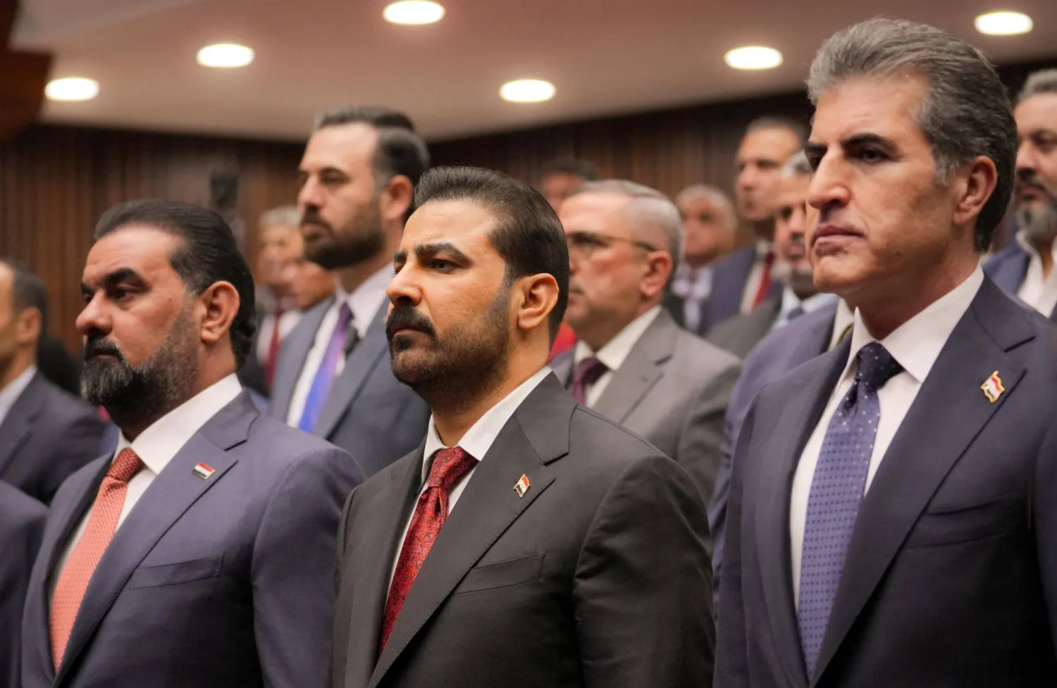 رئيس الوزراء العراقي علي الزيدي يتوسط رئيس إقليم كردستان نيجيرفان بارزاني (يمين) ورئيس البرلمان هيبت الحلبوسي (يسار) خلال مؤتمر «السيادة» في بغداد 2 أكتوبر الحالي (رويترز)