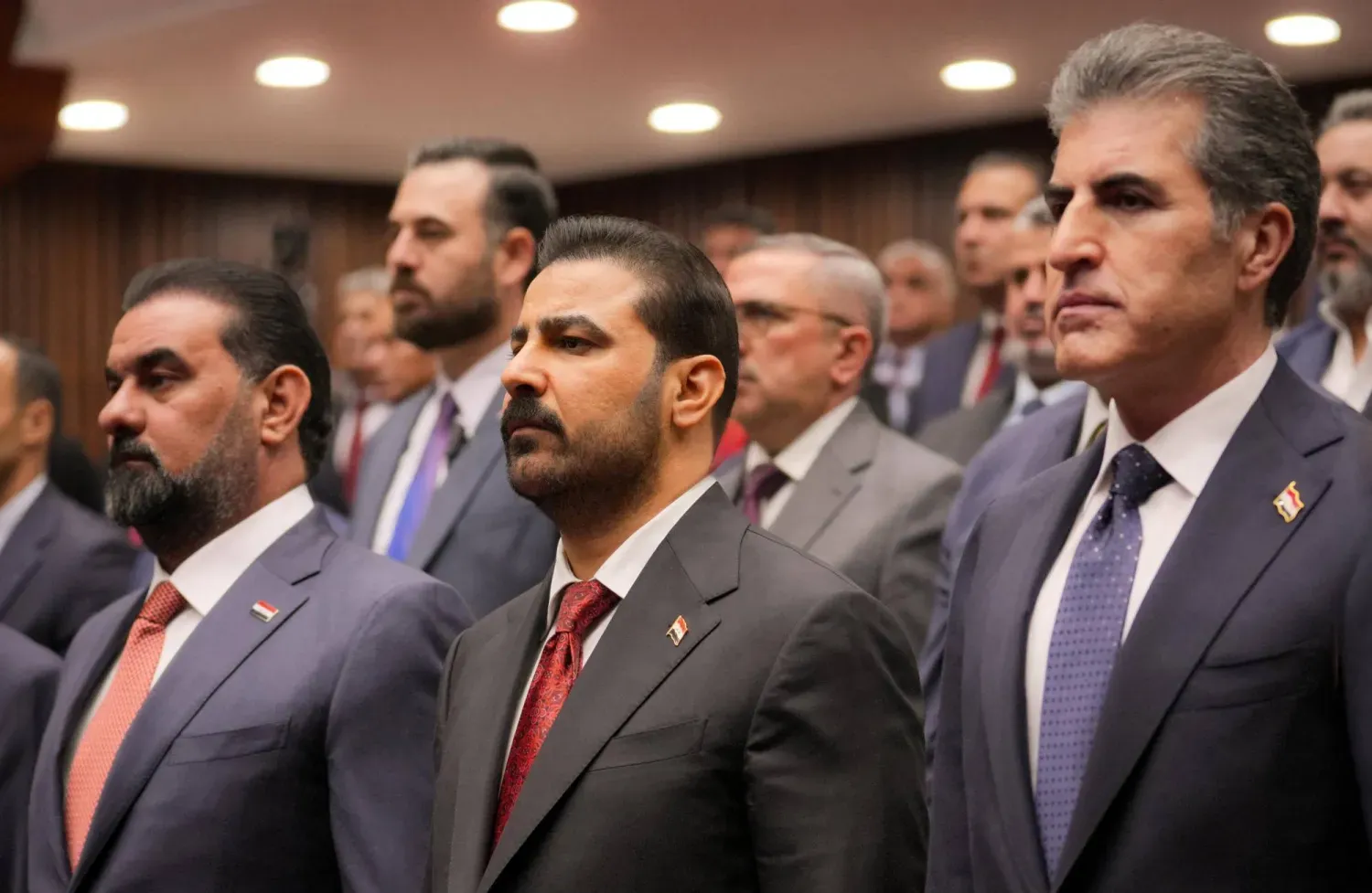 Irak Başbakanı Ali el-Zeydi, Bağdat'ta 2 Ekim'de düzenlenen “Egemenlik” konferansında, Kürdistan Bölgesel Yönetimi Başkanı Neçirvan Barzani (sağda) ve Meclis Başkanı Heybet el-Halbusi'nin (solda) arasında (Reuters)