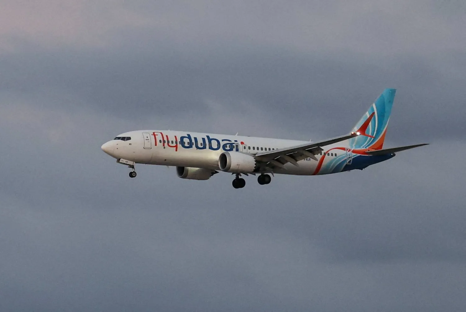 طائرة تابعة لشركة «فلاي دبي» تصل إلى مطار بن غوريون وعلى متنها ركاب الرحلة التي كانت متجهة من الإمارات إلى إسرائيل وهبطت اضطرارياً في السعودية (رويترز)