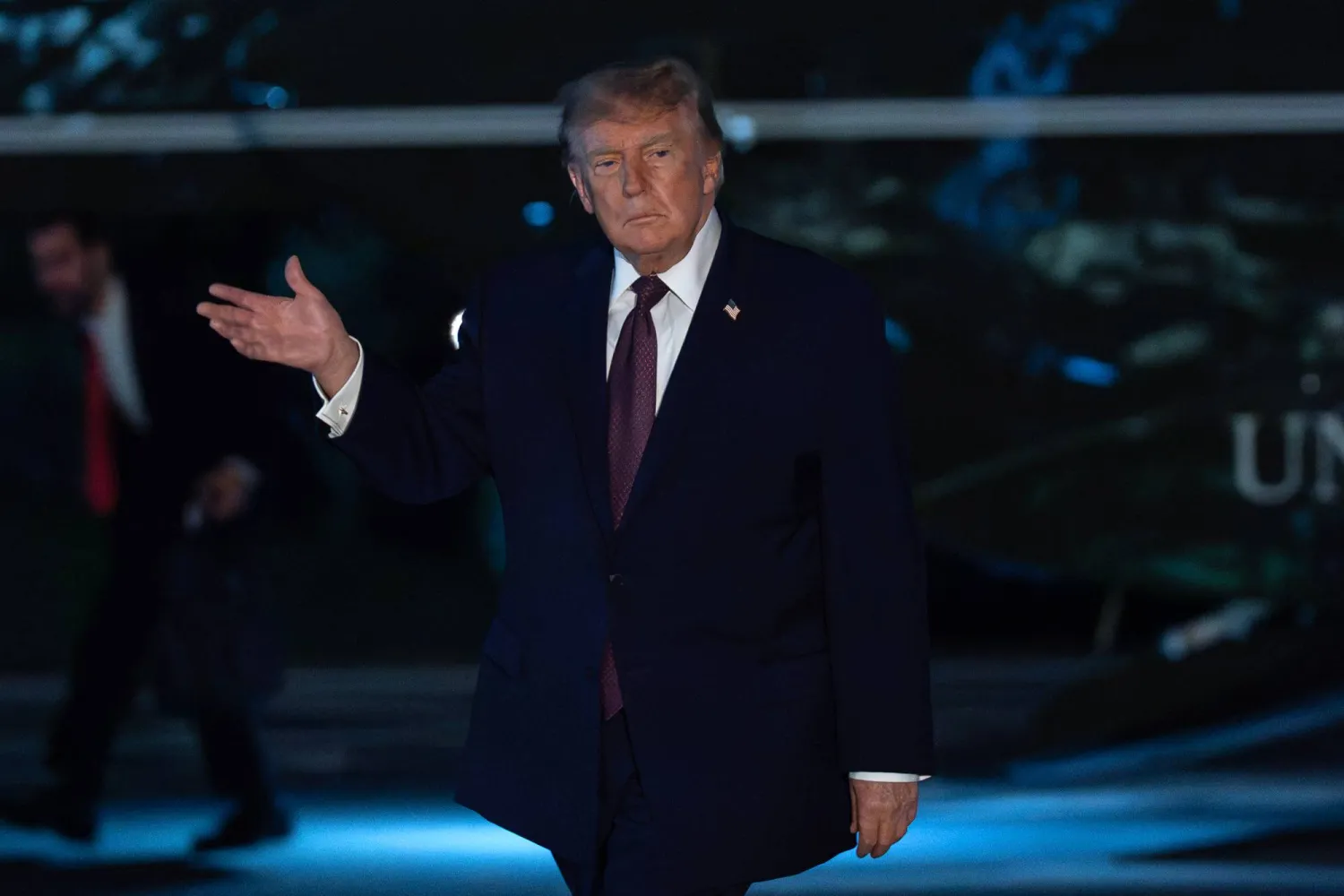 الرئيس الأميركي دونالد ترمب يلوح بيده للصحافيين لدى وصوله إلى البيت الأبيض في واشنطن، الجمعة (أ.ب)