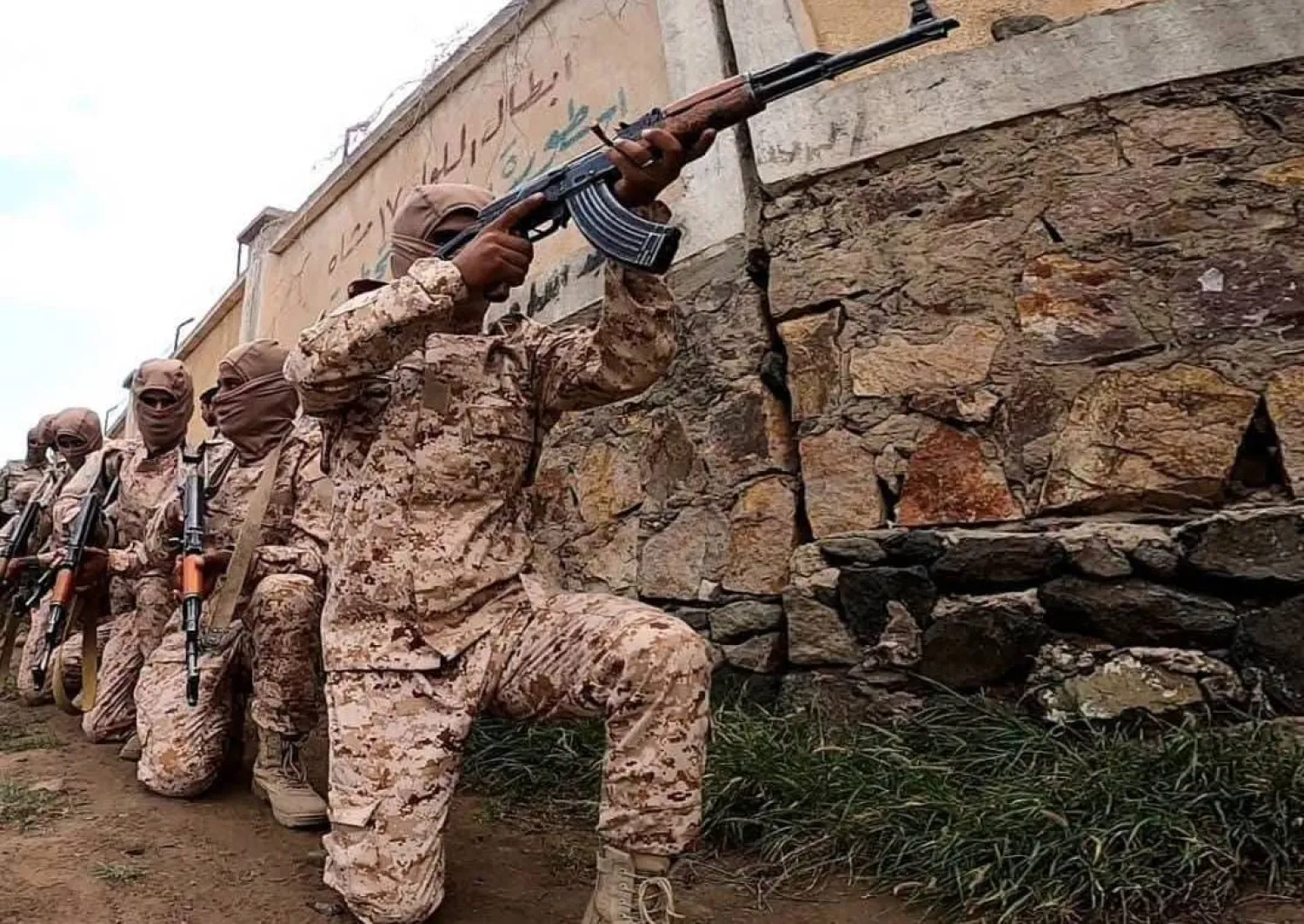 الجيش اليمني يكثف ضرباته الجوية ويكسر موجات هجوم حوثية عنيفة غرب تعز (تغطية حية)