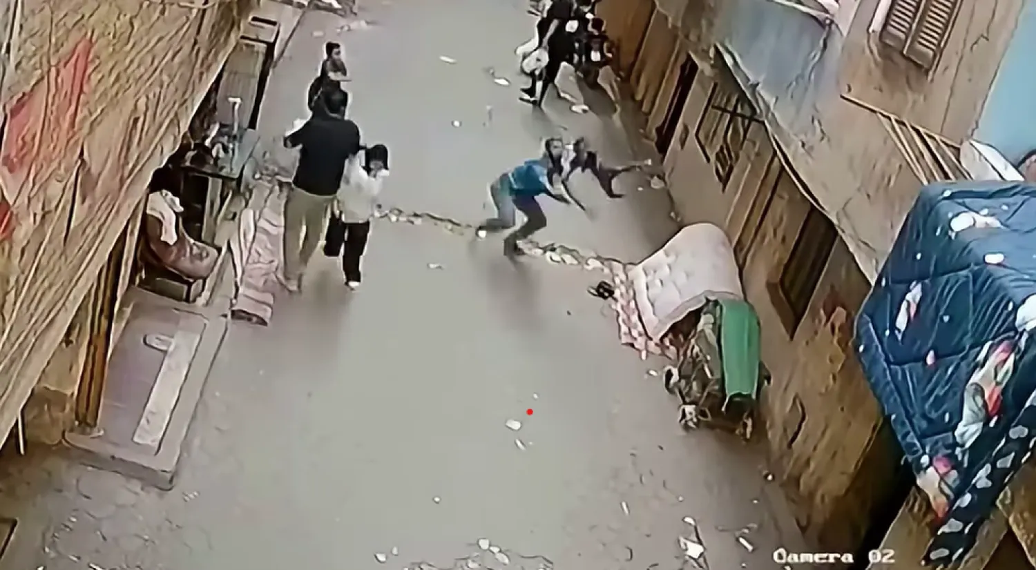 المشهد المفاجئ لإنقاذ طفل في مصر (فيسبوك)