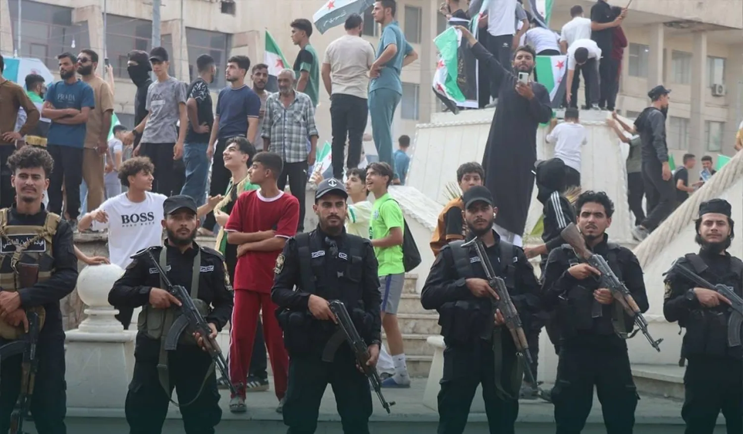 انتشار لقوى الأمن الداخلي السورية خلال مظاهرات يوم الجمعة في الحسكة (مديرية الإعلام في الحسكة)