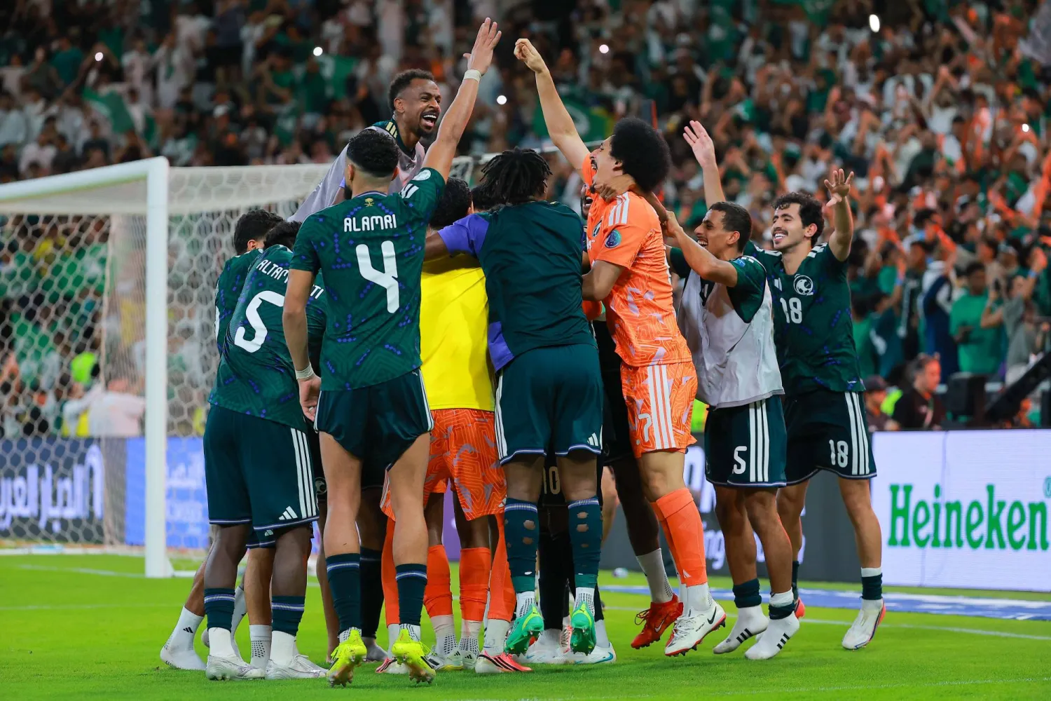 فرحة سعودية بالتأهل لنهائي كأس الخليج (تصوير: محمد المانع)