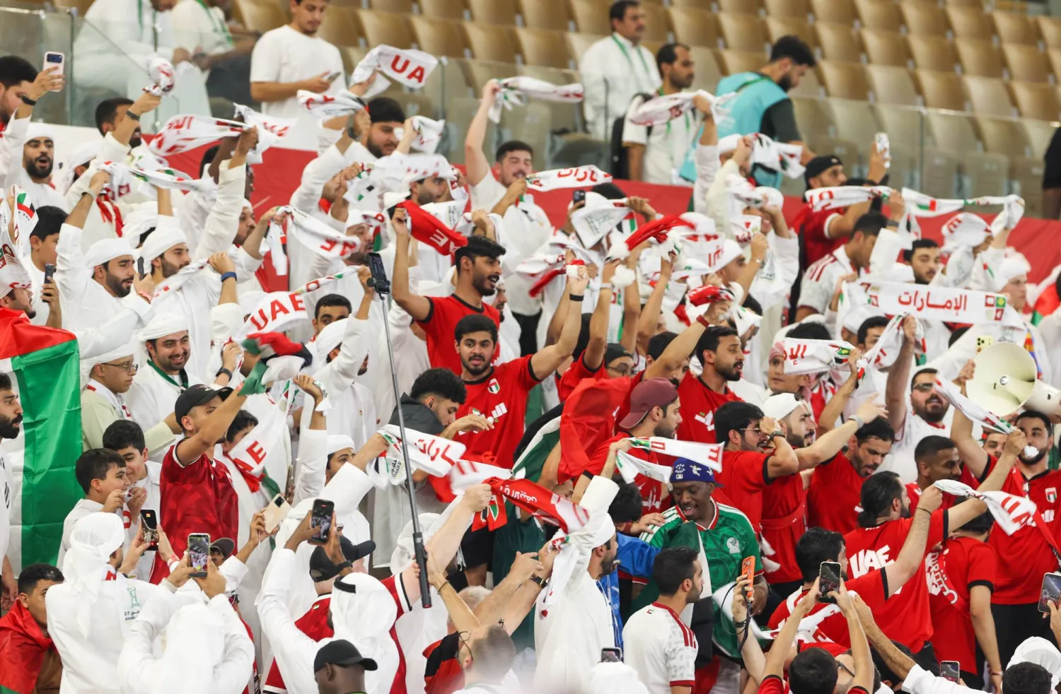 جماهير الإمارات مبتهجة بهدف الفوز أمام عمان (تصوير: عدنان مهدلي)