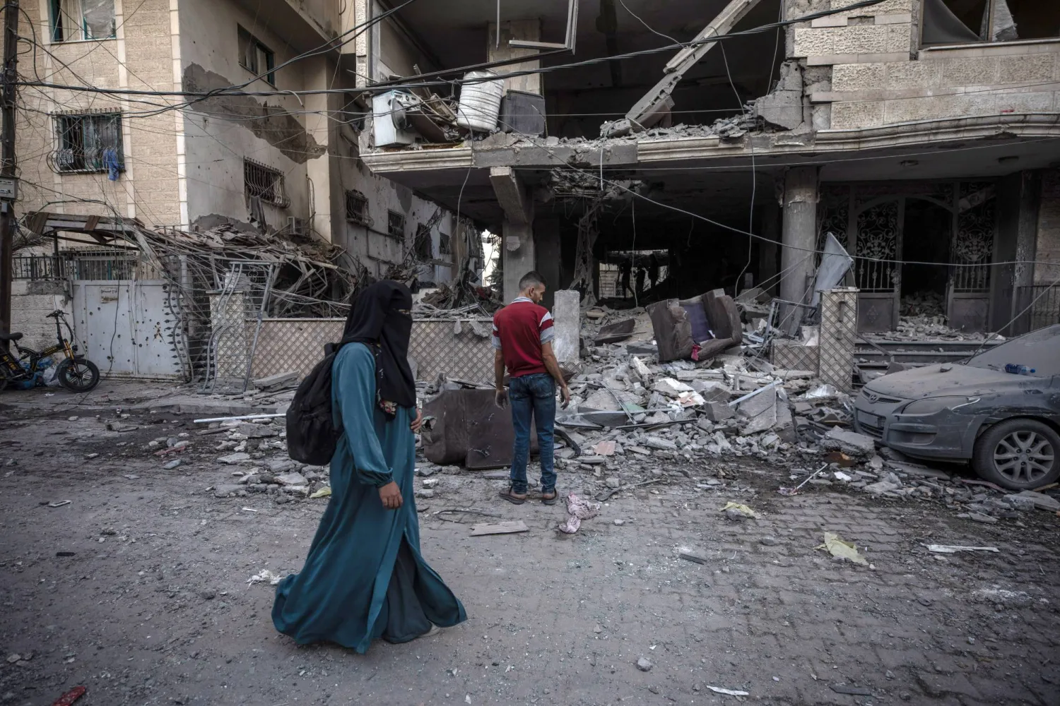Palestinians inspect the rubble of a residential apartment following an Israeli air strike in the west of Gaza City on 03 October 2026. (EPA)