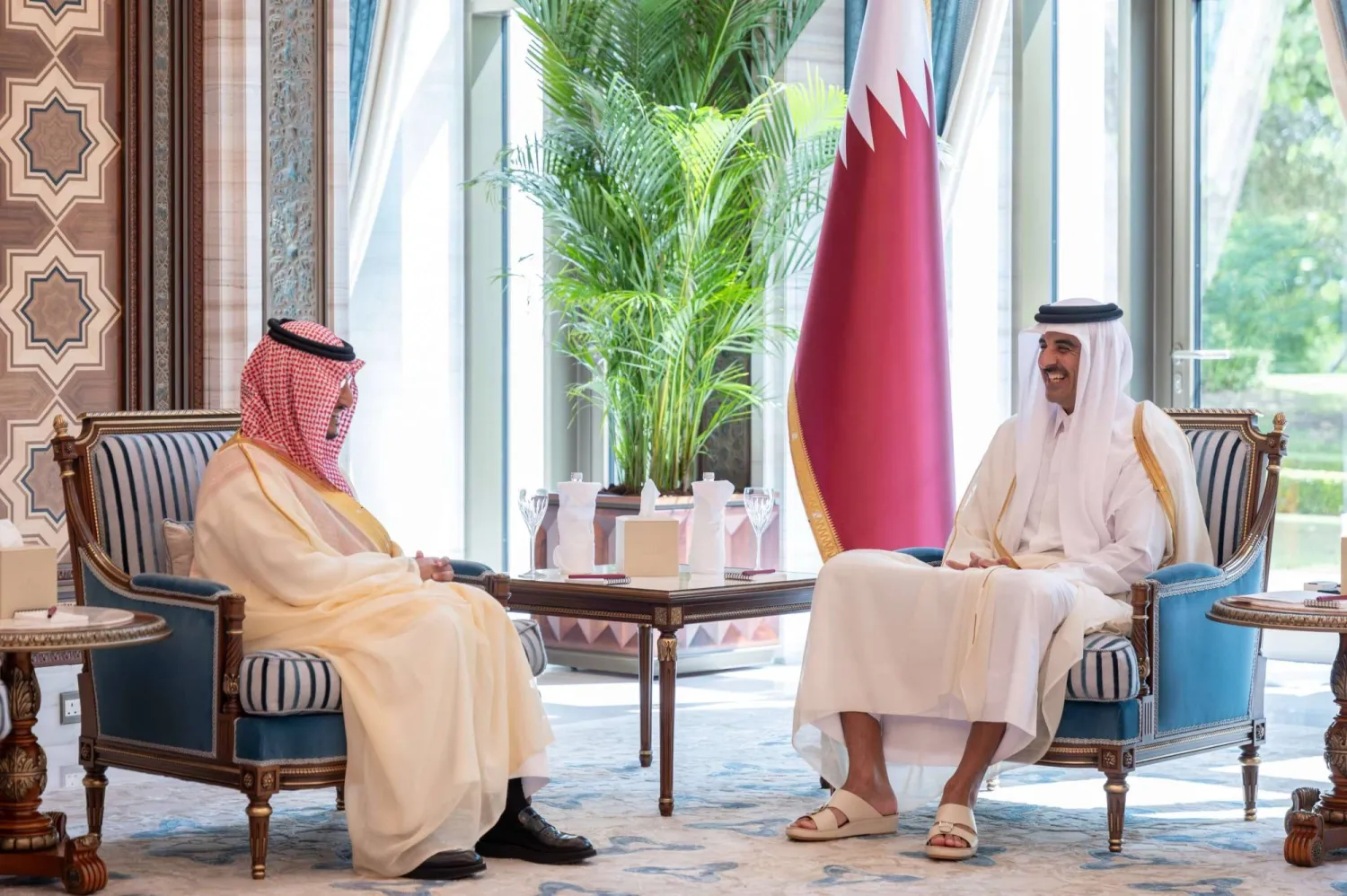 أمير قطر الشيخ تميم بن حمد آل ثاني لدى استقباله السفير السعودي في الدوحة (قنا)