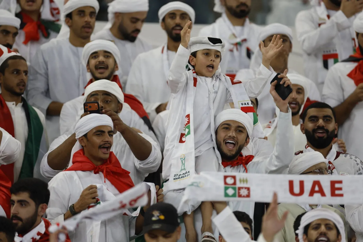 قرر الاتحاد الإماراتي لكرة القدم اليوم الأحد توفير 6 طائرات خاصة لنقل الجماهير الإماراتية إلى مدينة جدة (رويترز)