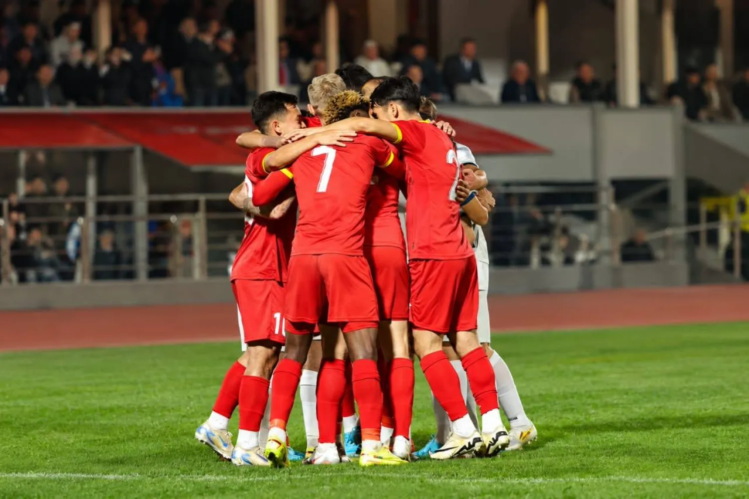 فرحة لاعبي قيرغيزستان بالفوز على لبنان (منتخب قيرغيزستان)