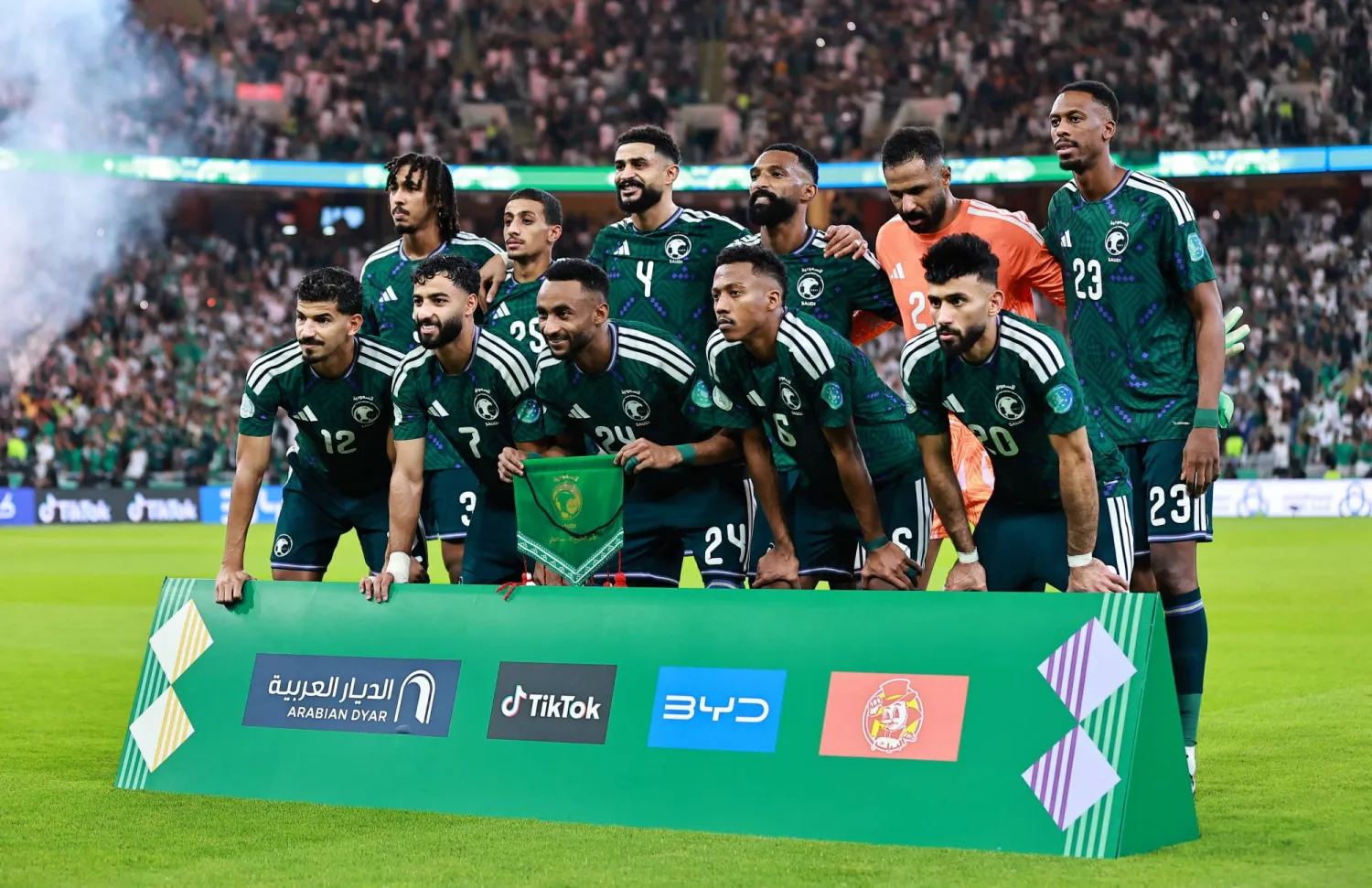 «الأخضر» لفت الأنظار بأداء الجماعي في كأس الخليج (رويترز)