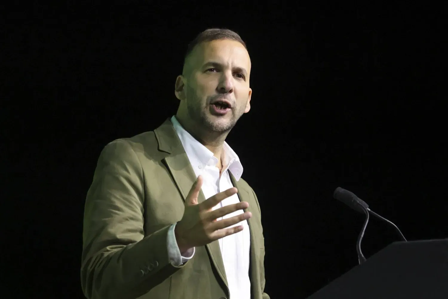 Sol eğilimli İngiltere Yeşiller Partisi lideri Zack Polanski, Brighton'da düzenlenen partisinin yıllık konferansında konuşurken (EPA)