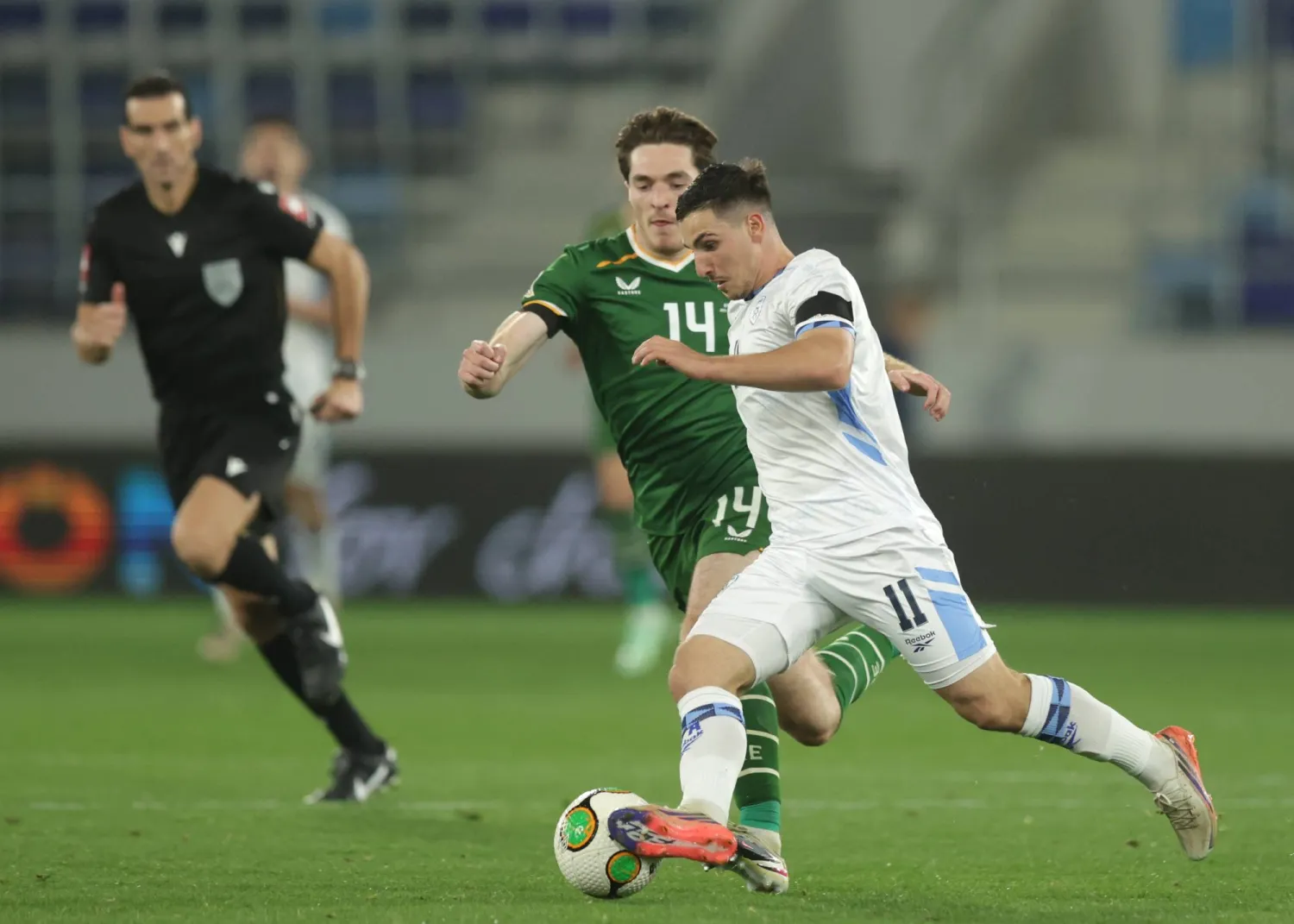 لاعبو أيرلندا وإسرائيل ارتدوا الشارات السوداء بمباراة الأحد بصربيا (إ.ب.أ)